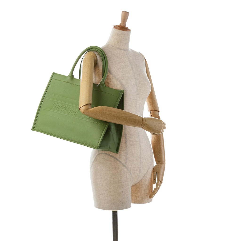 Dior Medium Embossed Leather Book Tote (SHG-Uy5Gn9)