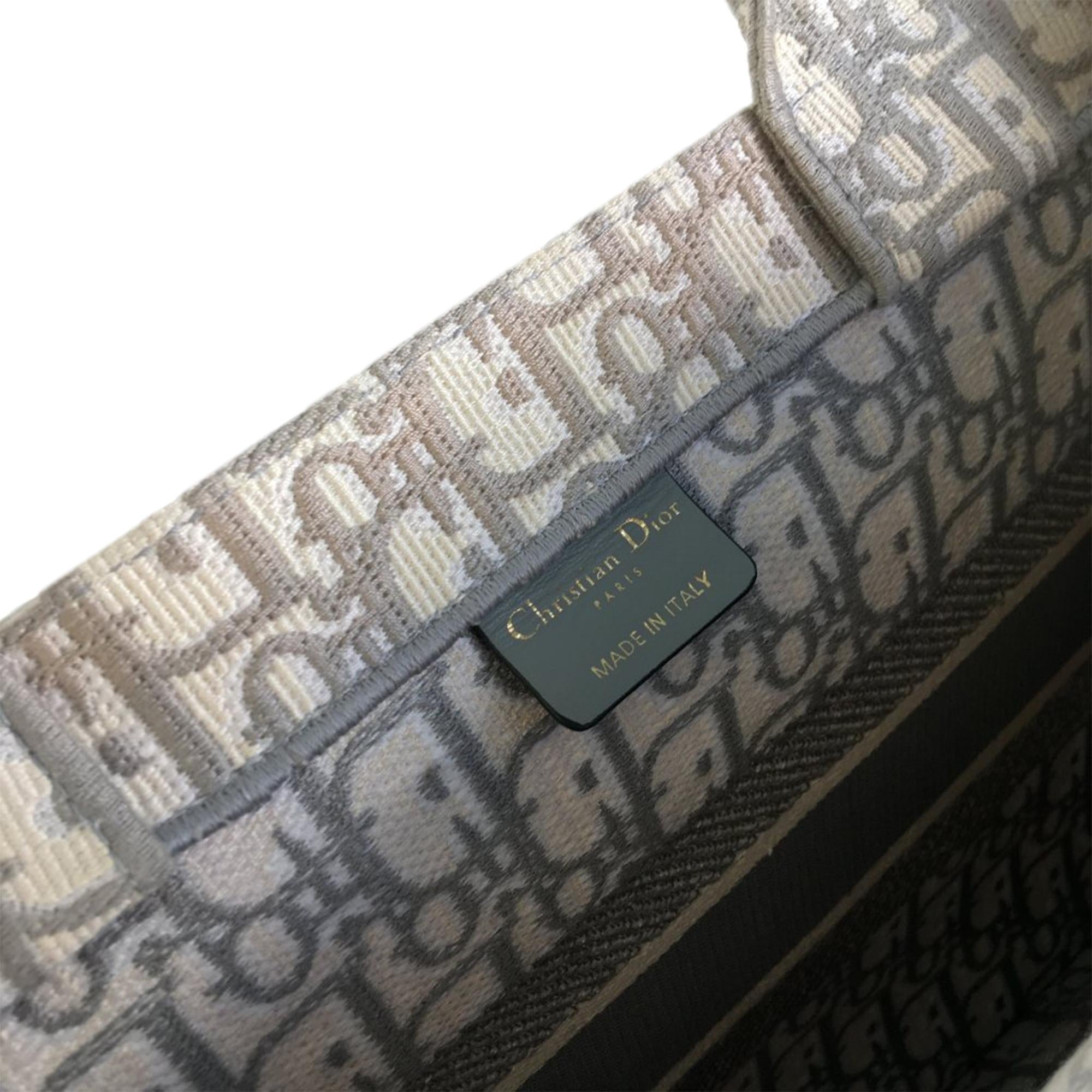 Dior Medium Oblique Book Tote (SHG-0MlMyG)