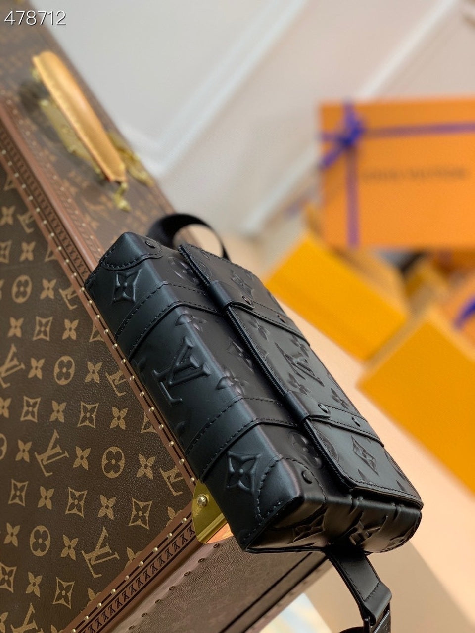 Louis Vuitton Trunk Slingbag Monogram Seal Black For Men, Bags, Crossbody Bags 8.1in/20.5cm Louis Vuitton M57952