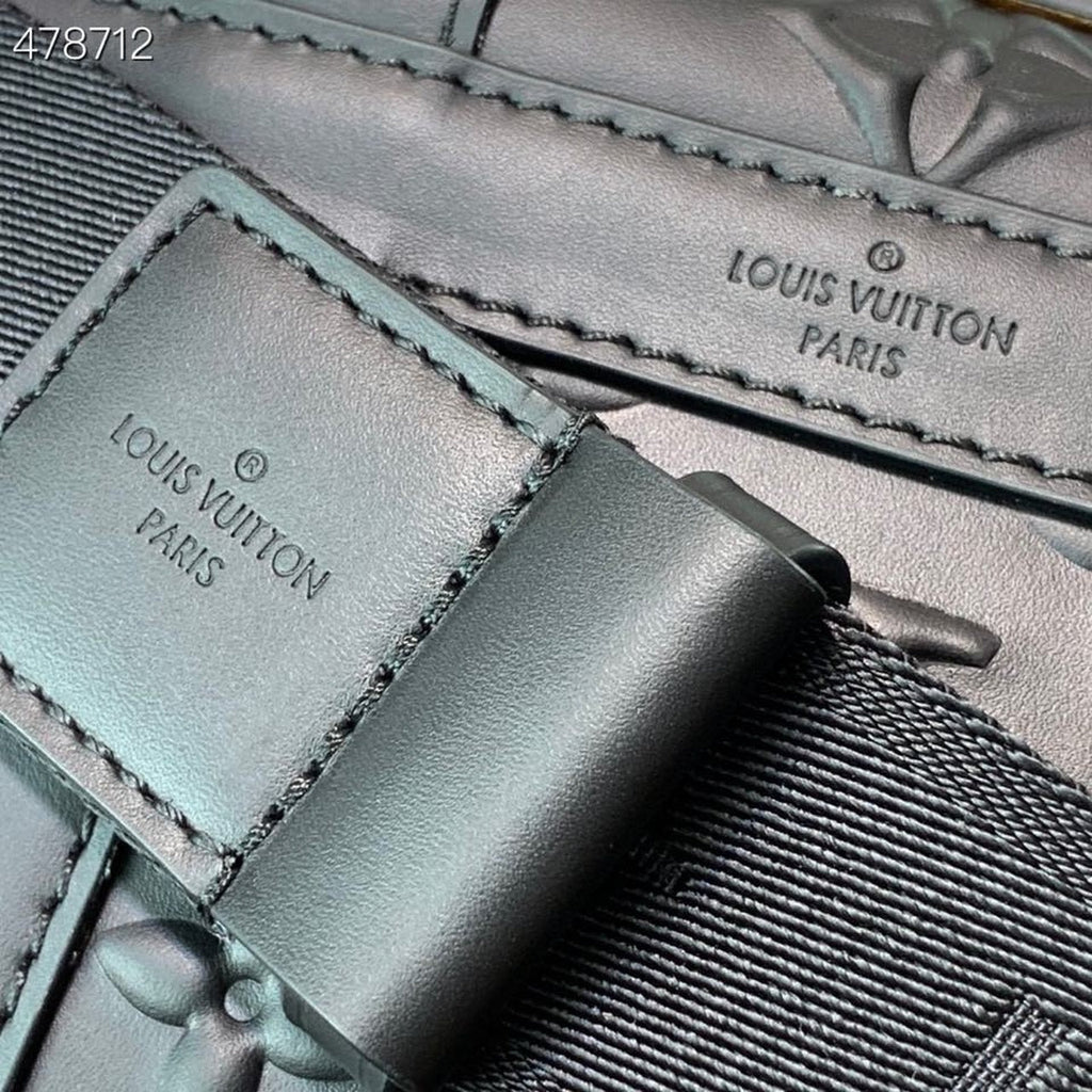 Louis Vuitton Trunk Slingbag Monogram Seal Black For Men, Bags, Crossbody Bags 8.1in/20.5cm Louis Vuitton M57952