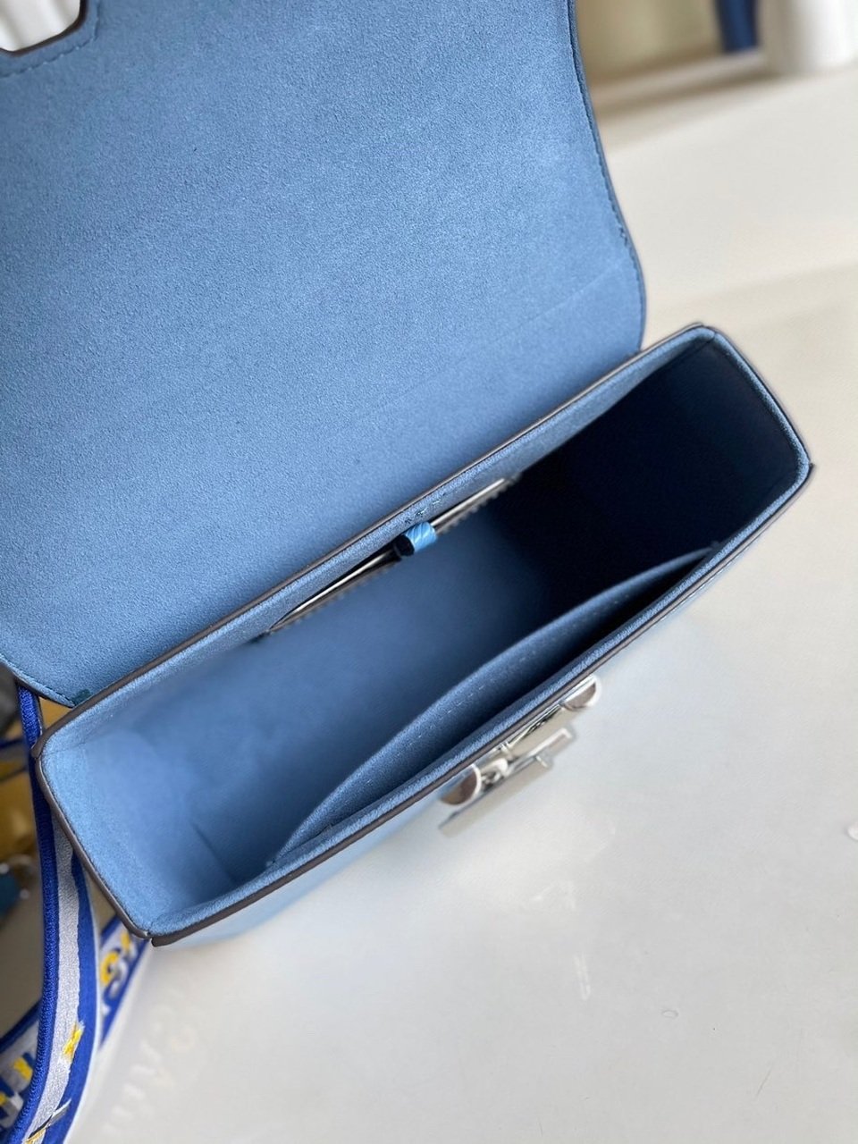 Louis Vuitton Twist MM Epi Blue For Women, WomenÃƒÂ¢Ã¢â€šÂ¬Ã¢â€žÂ¢s Handbags, Shoulder And Crossbody Bags 9.1in/23cm Louis Vuitton