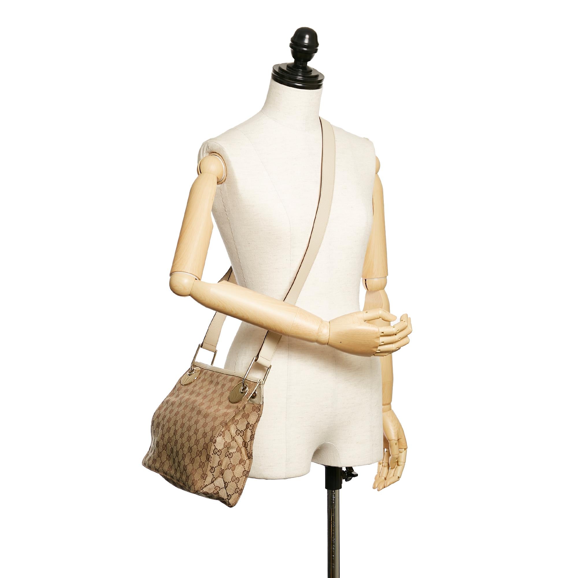 Gucci Gucci Canvas Eclipse Crossbody Bag (SHG-29812)