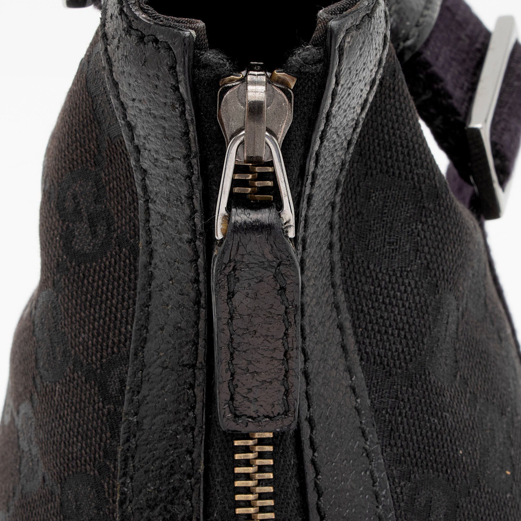 Gucci GG Canvas Half Moon Medium Messenger Bag (SHF-aTmqfv)