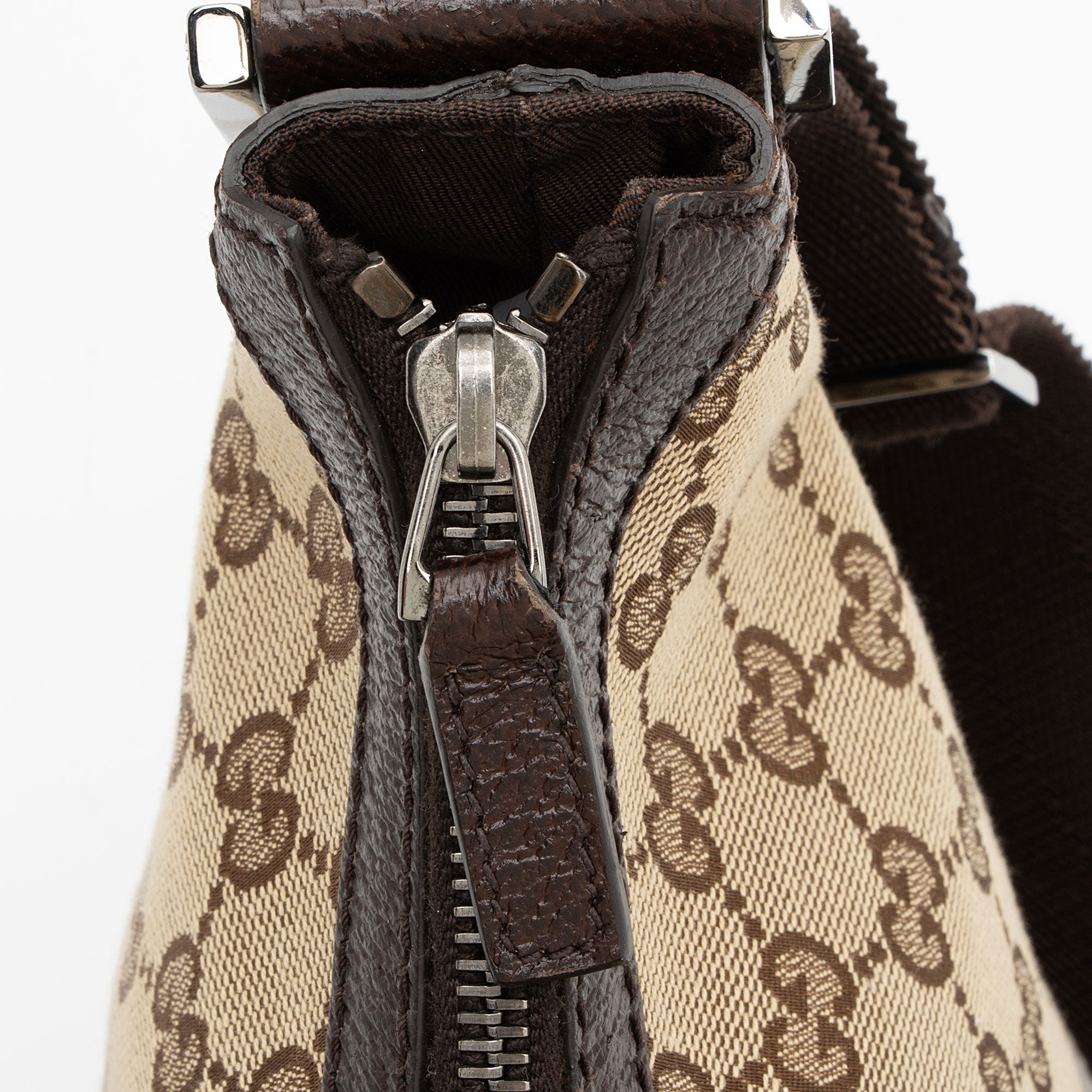 Gucci GG Canvas Half Moon Medium Messenger (SHF-wdpRGn)