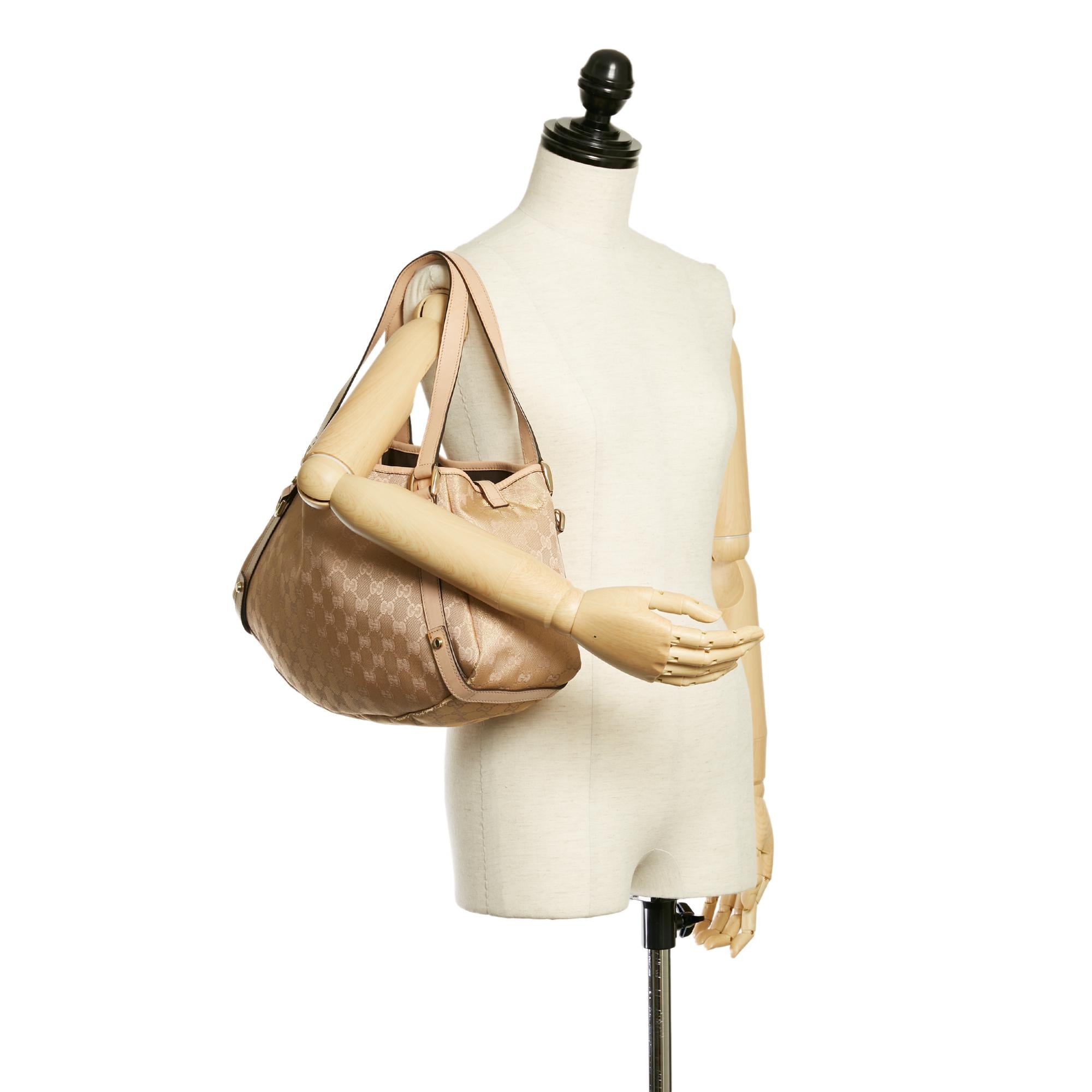 Gucci Gucci Canvas Pelham Shoulder Bag (SHG-28153)