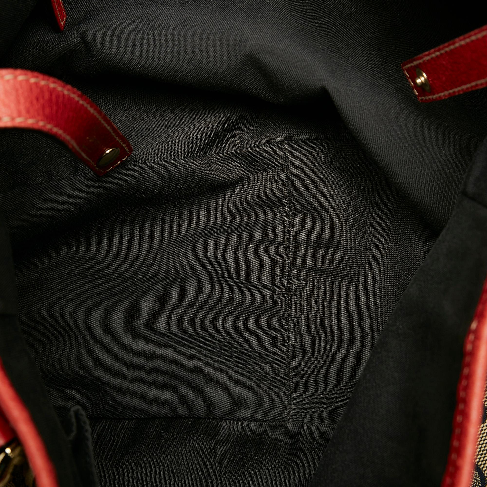 Gucci Gucci Canvas Pelham Shoulder Bag (SHG-28678)