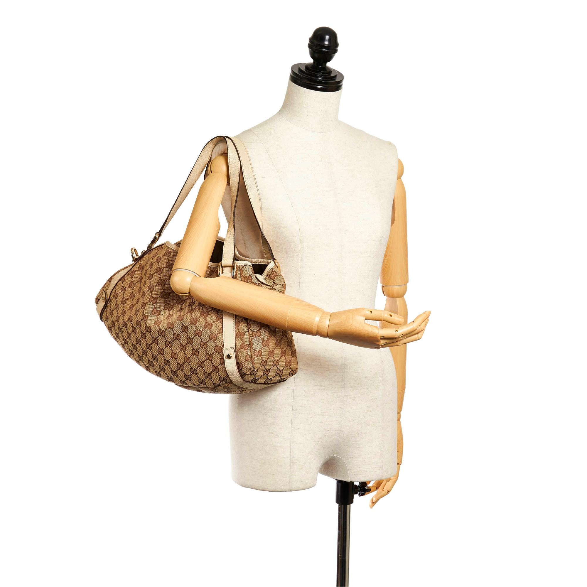 Gucci Gucci Canvas Pelham Shoulder Bag (SHG-32763)