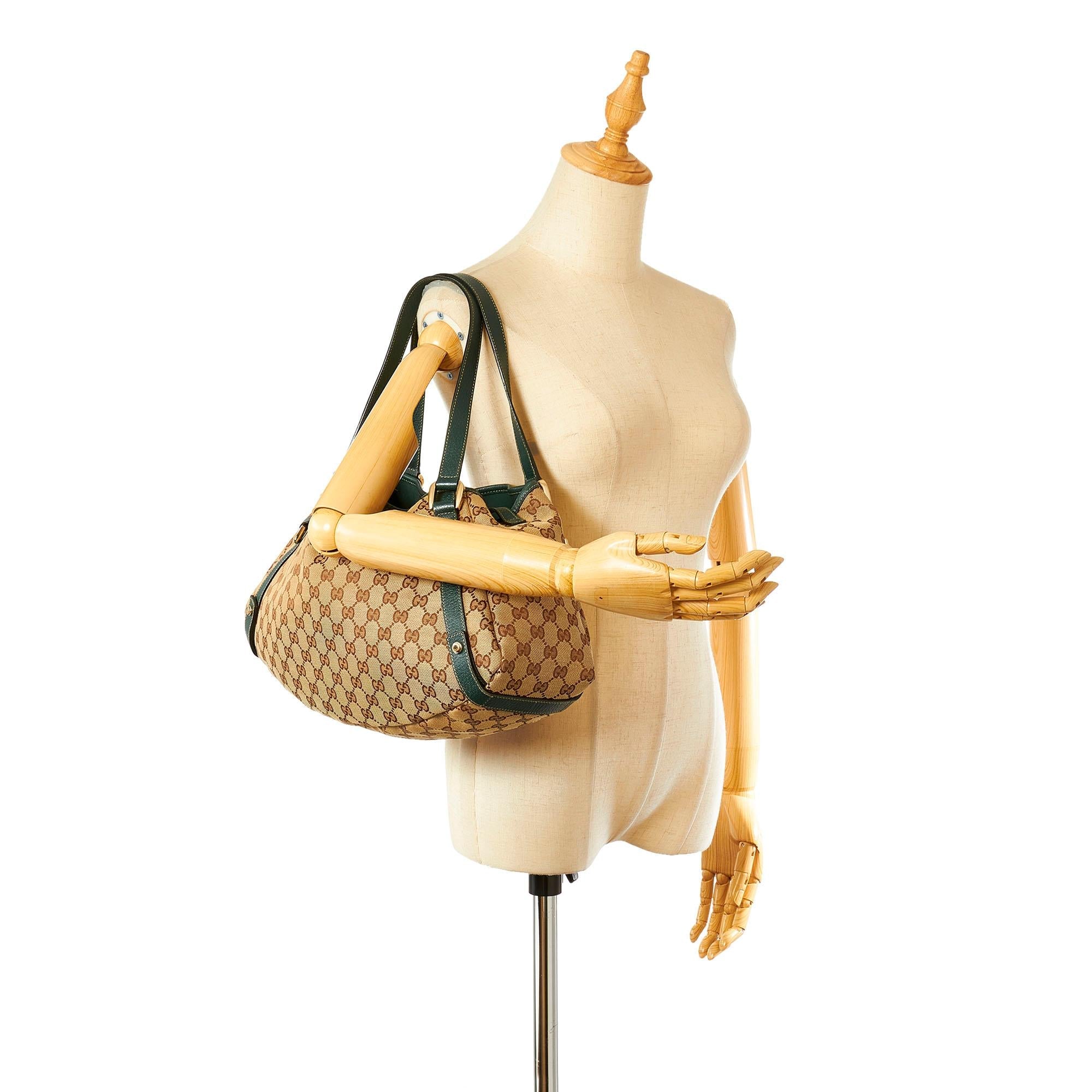 Gucci Gucci Canvas Pelham Shoulder Bag (SHG-34034)