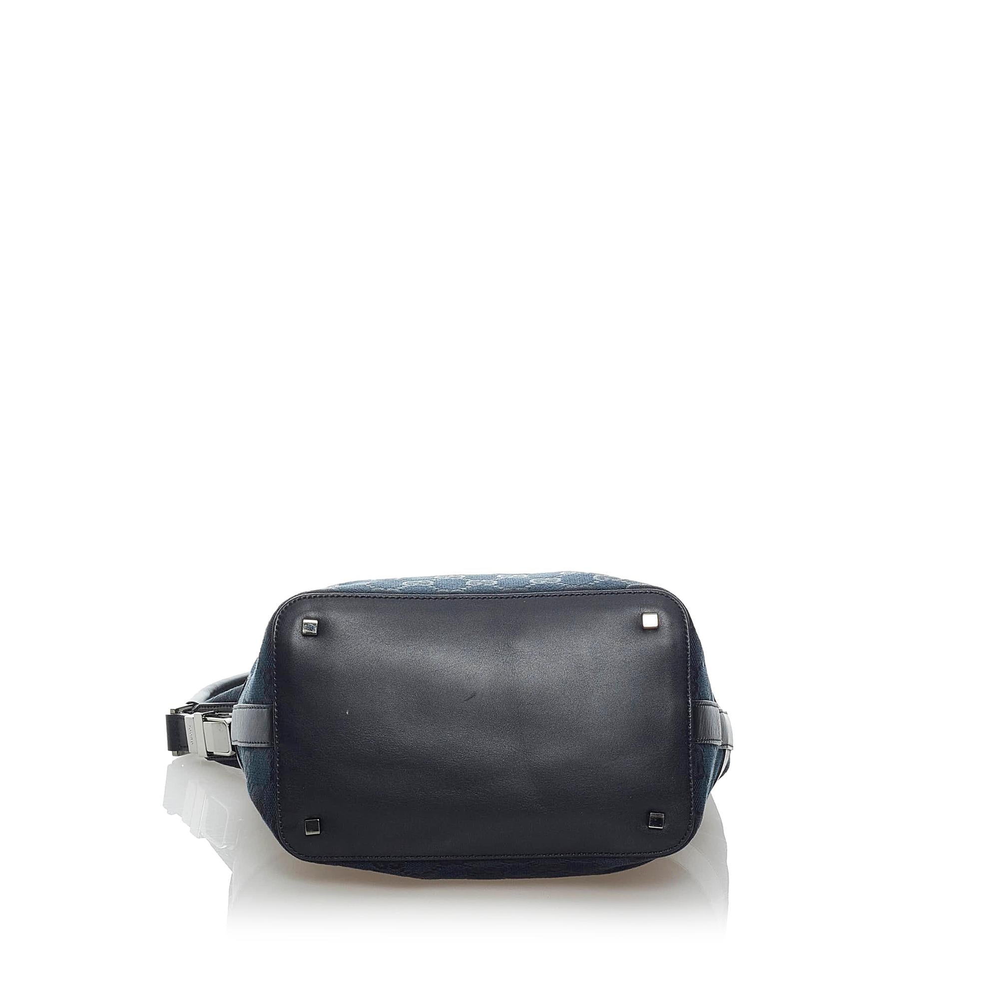 Gucci Gucci Canvas Shoulder Bag (SHG-33221)