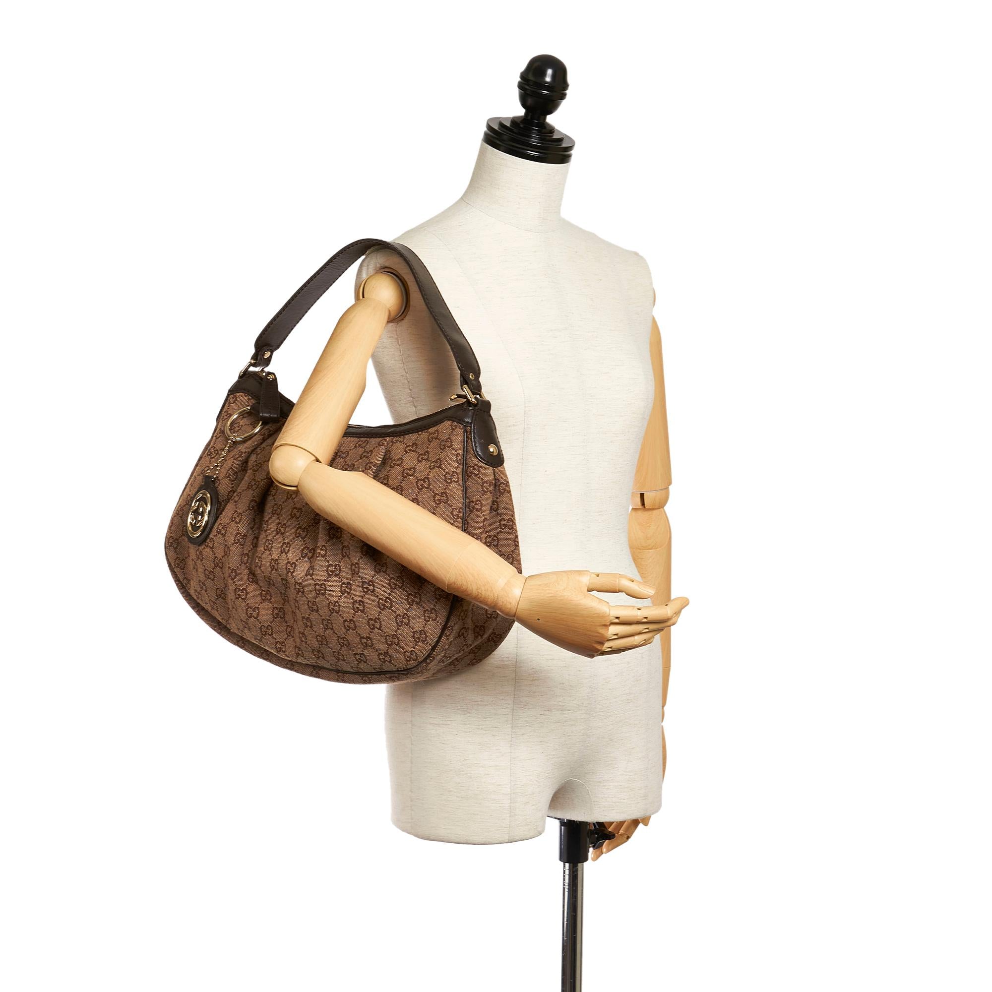 Gucci Gucci Canvas Sukey Shoulder Bag (SHG-28750)