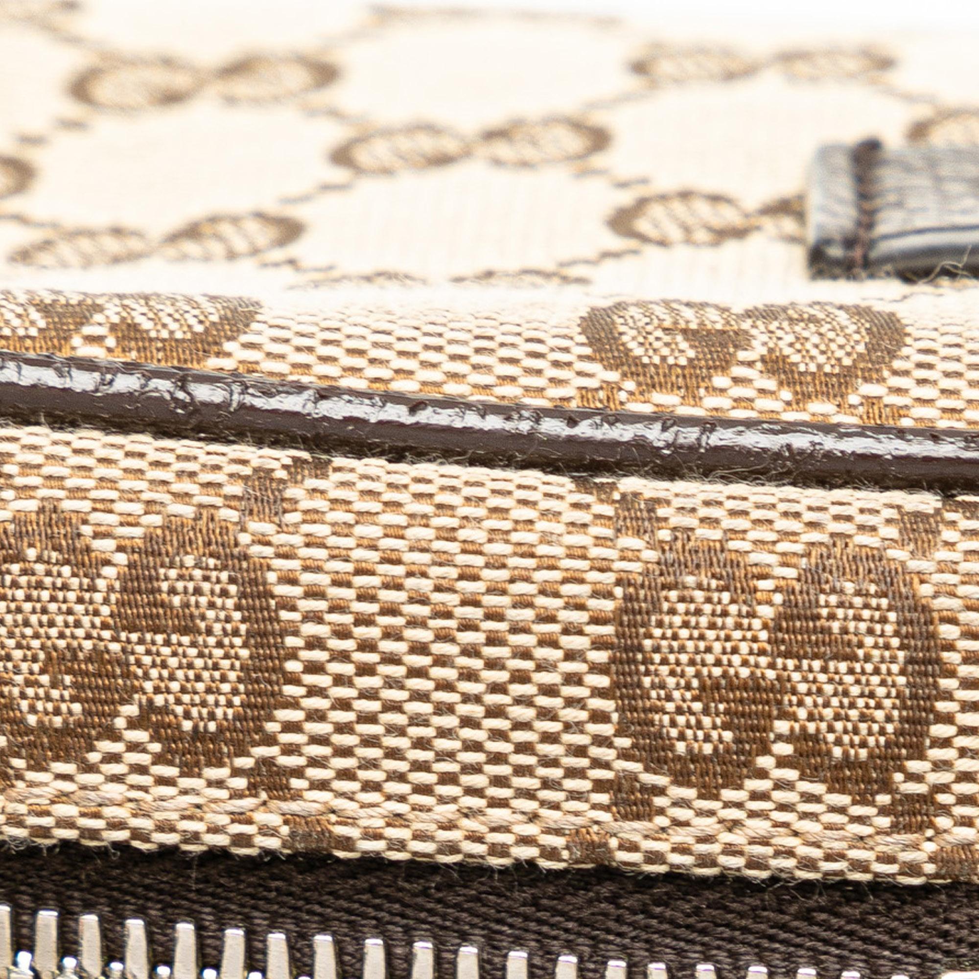 Gucci GG Canvas Waist Pouch (SHG-weuTOB)