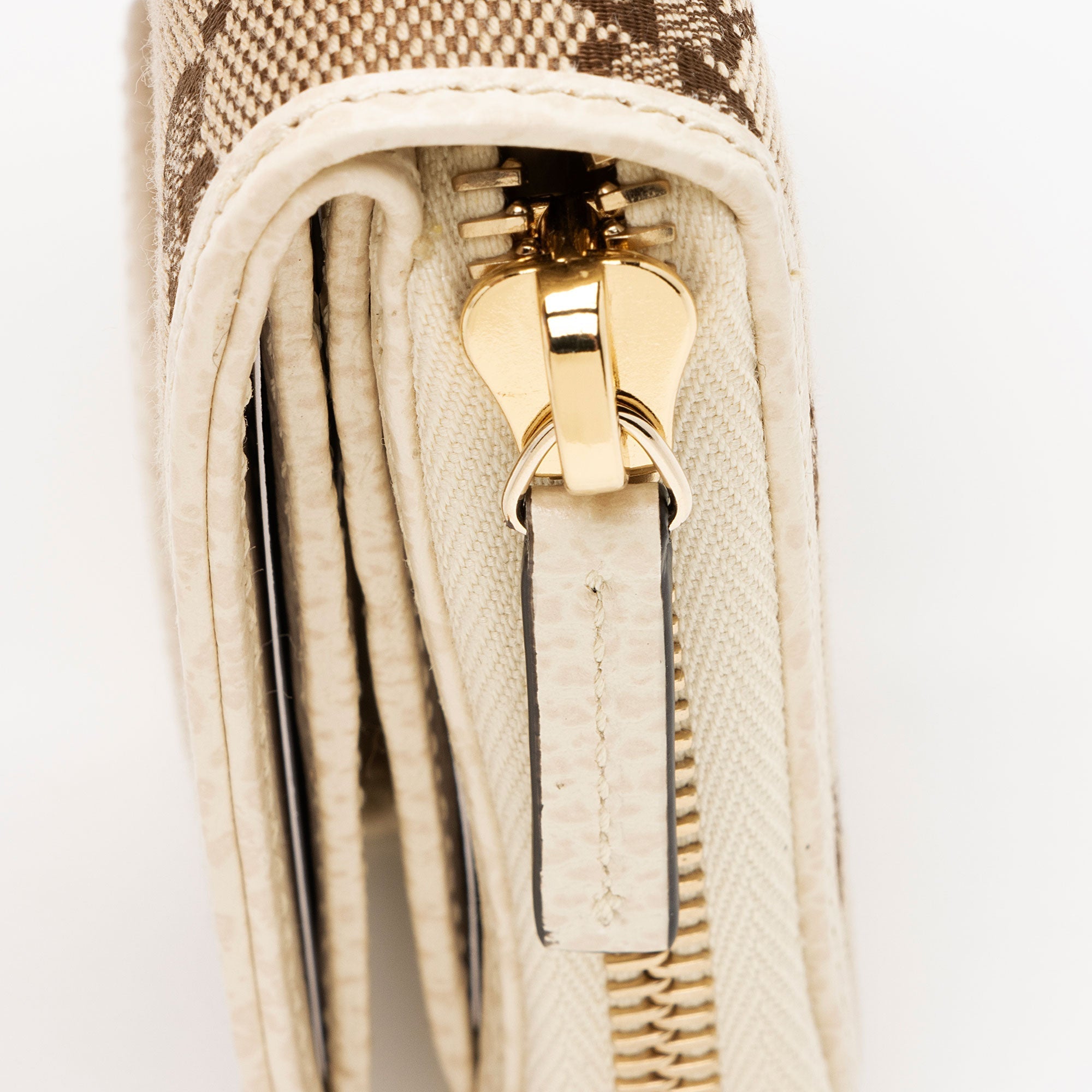 Gucci GG Canvas Zip Around Compact Wallet (SHF-p3f4tY)