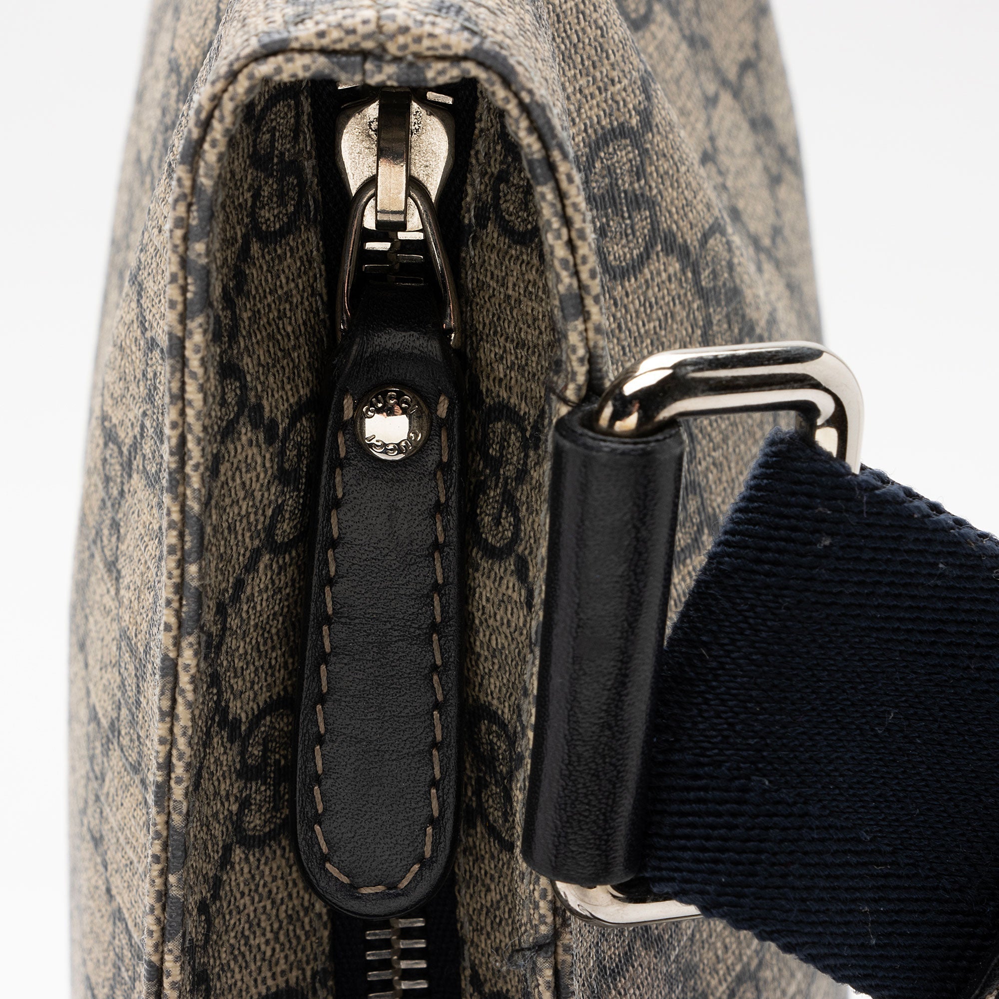 Gucci GG Supreme Classic Flat Medium Messenger Bag (SHF-rHNsr9)