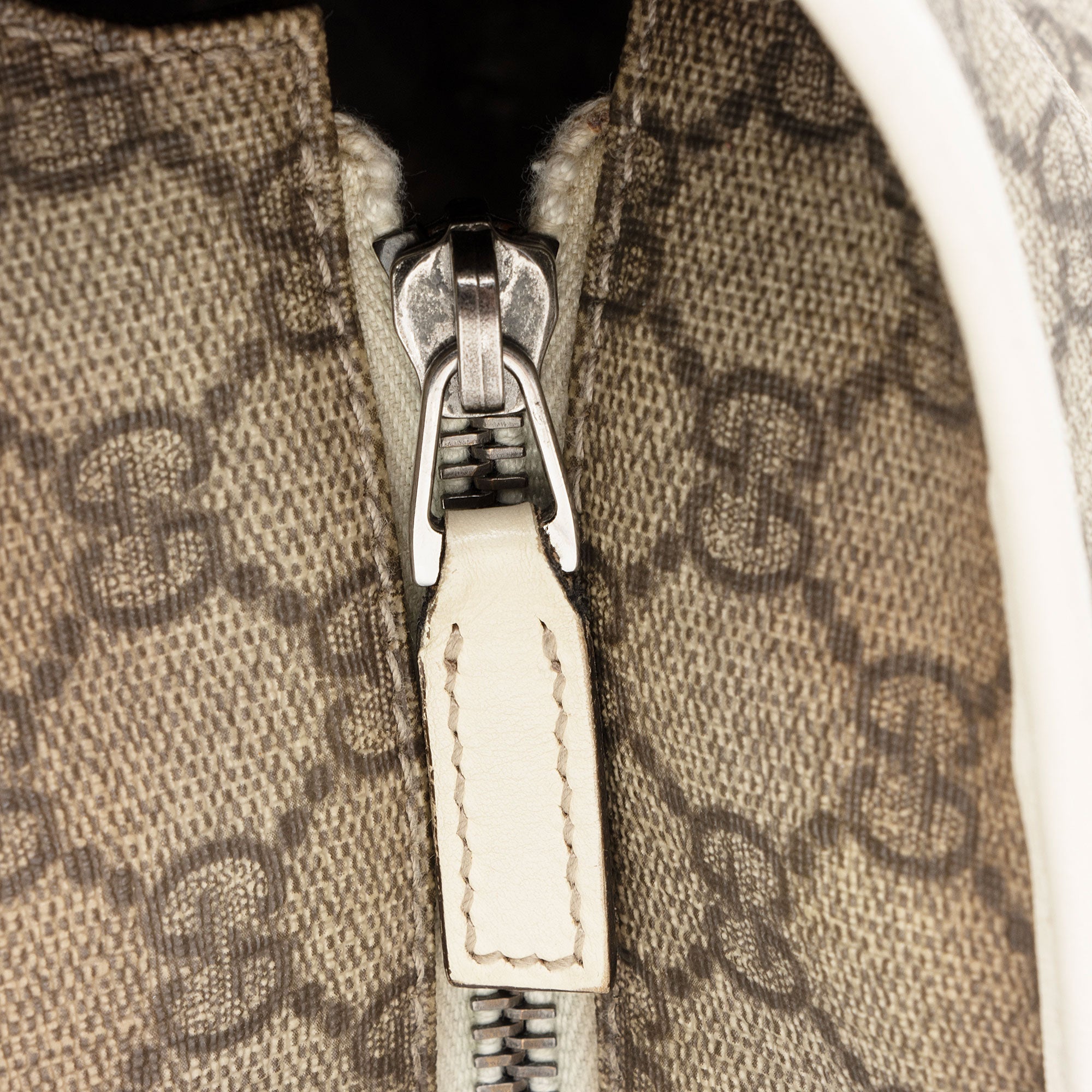 Gucci GG Supreme Classic Medium Zip Tote
