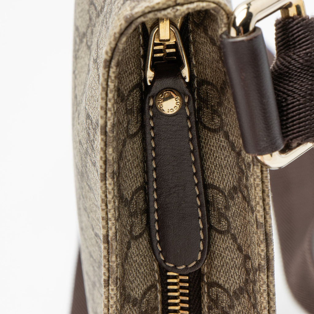 Gucci GG Supreme Classic Small Messenger