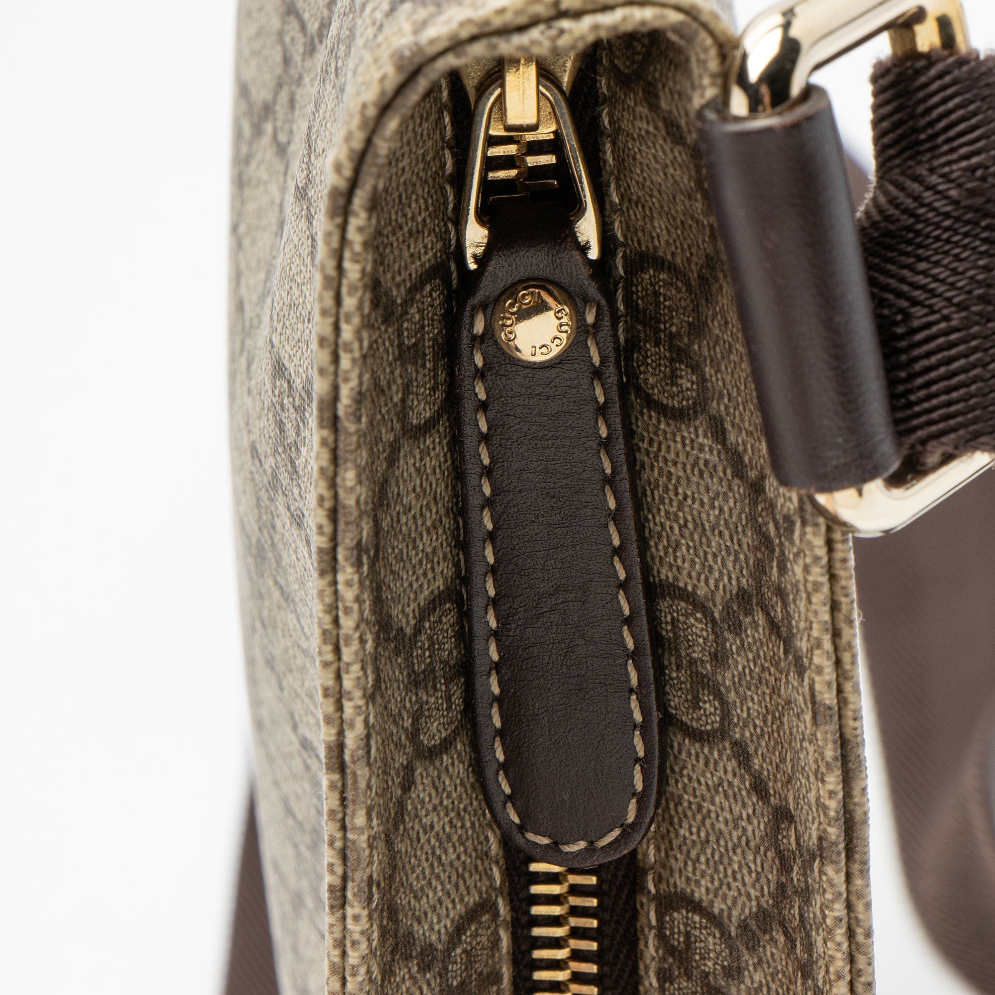 Gucci GG Supreme Classic Small Messenger