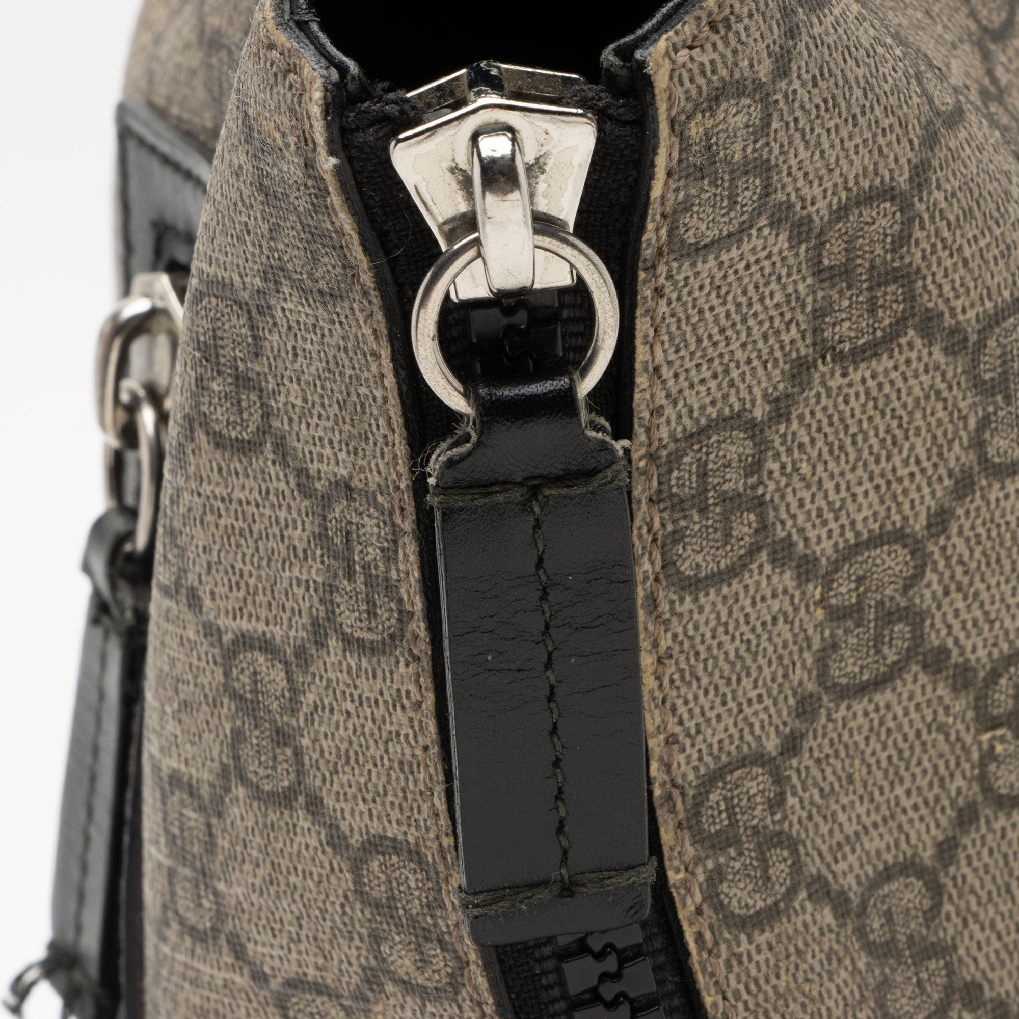 Gucci GG Supreme Flat Front Zip Messenger (SHF-7C0ZEs)