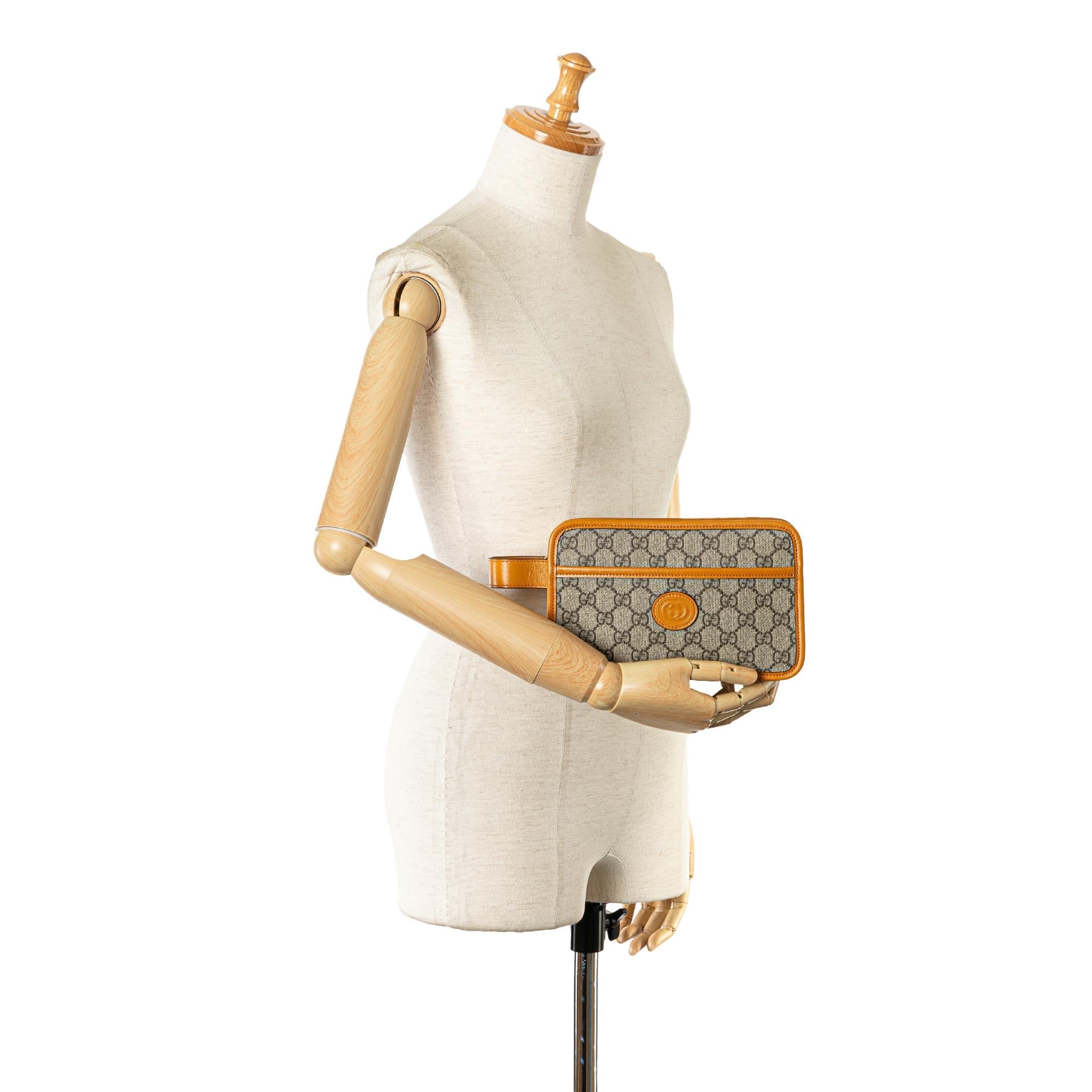 Gucci GG Supreme Interlocking G Clutch (SHG-YuBKLo)