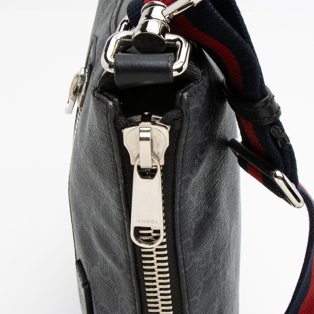 Gucci GG Supreme Medium MessLBger