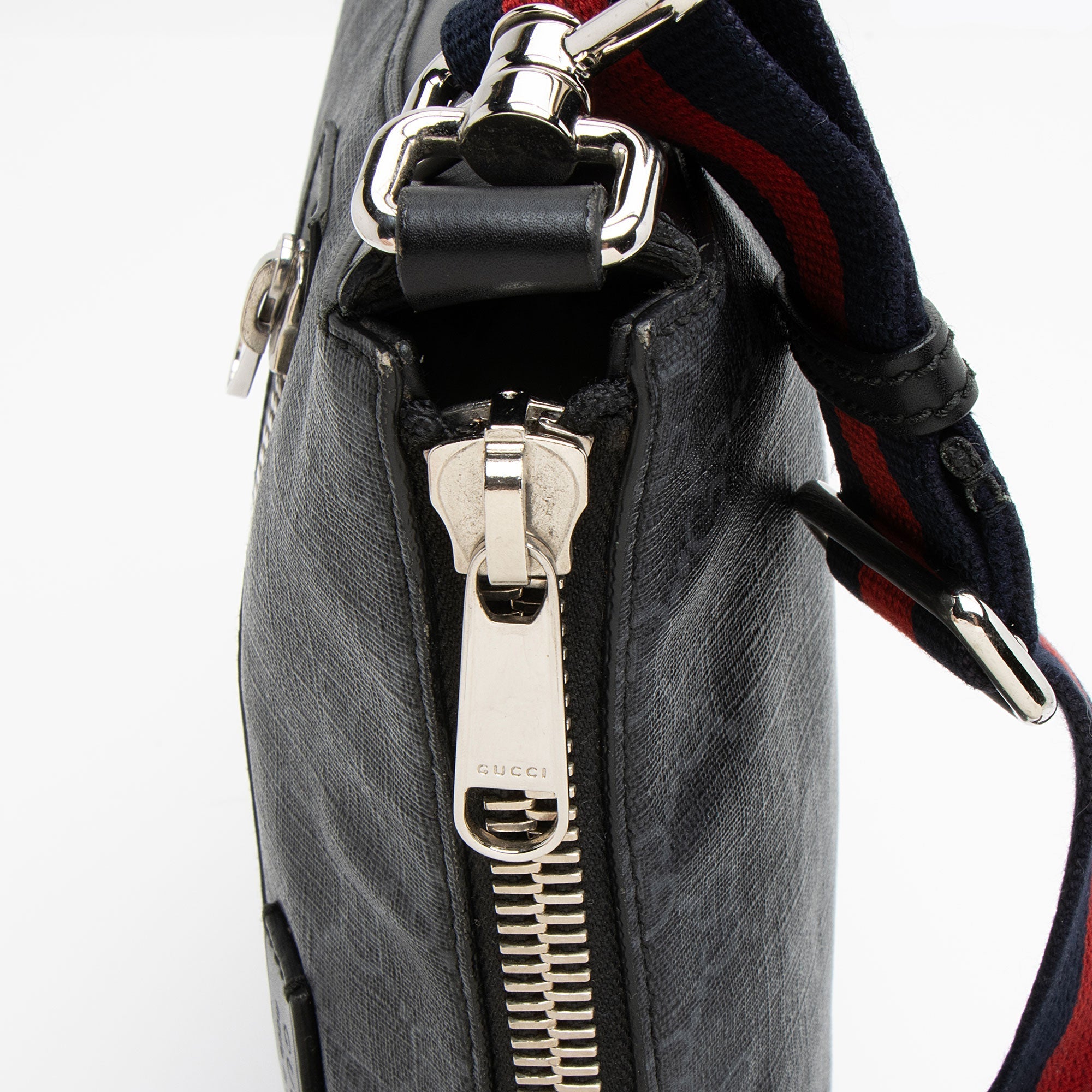 Gucci GG Supreme Medium MessLBger