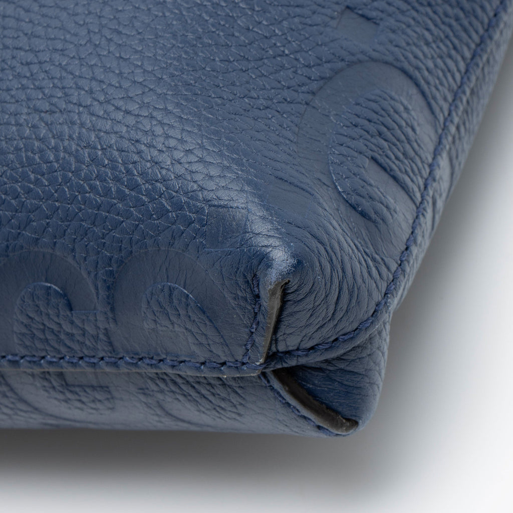 Gucci Jumbo GG Embossed Leather Medium MessLBger