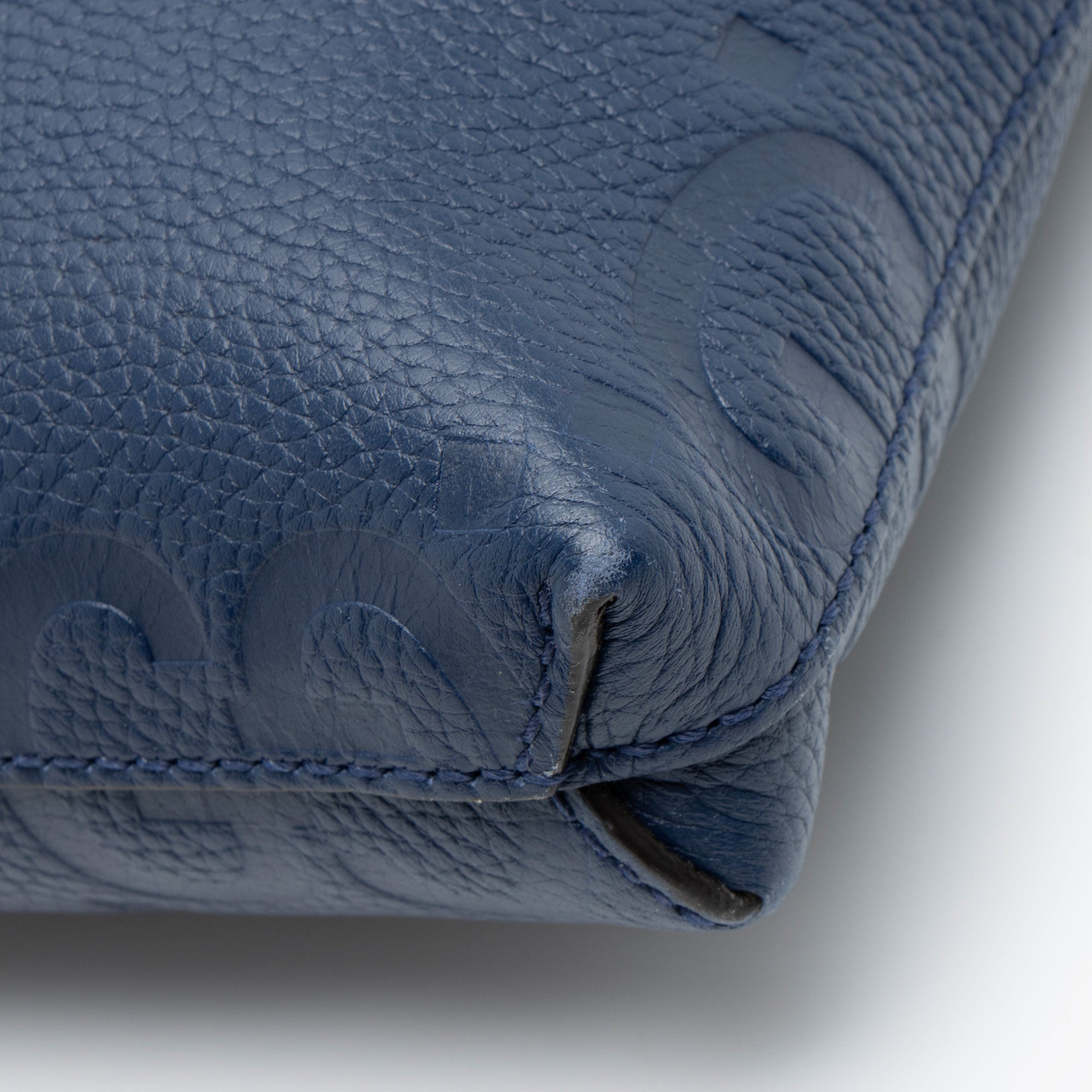 Gucci Jumbo GG Embossed Leather Medium MessLBger
