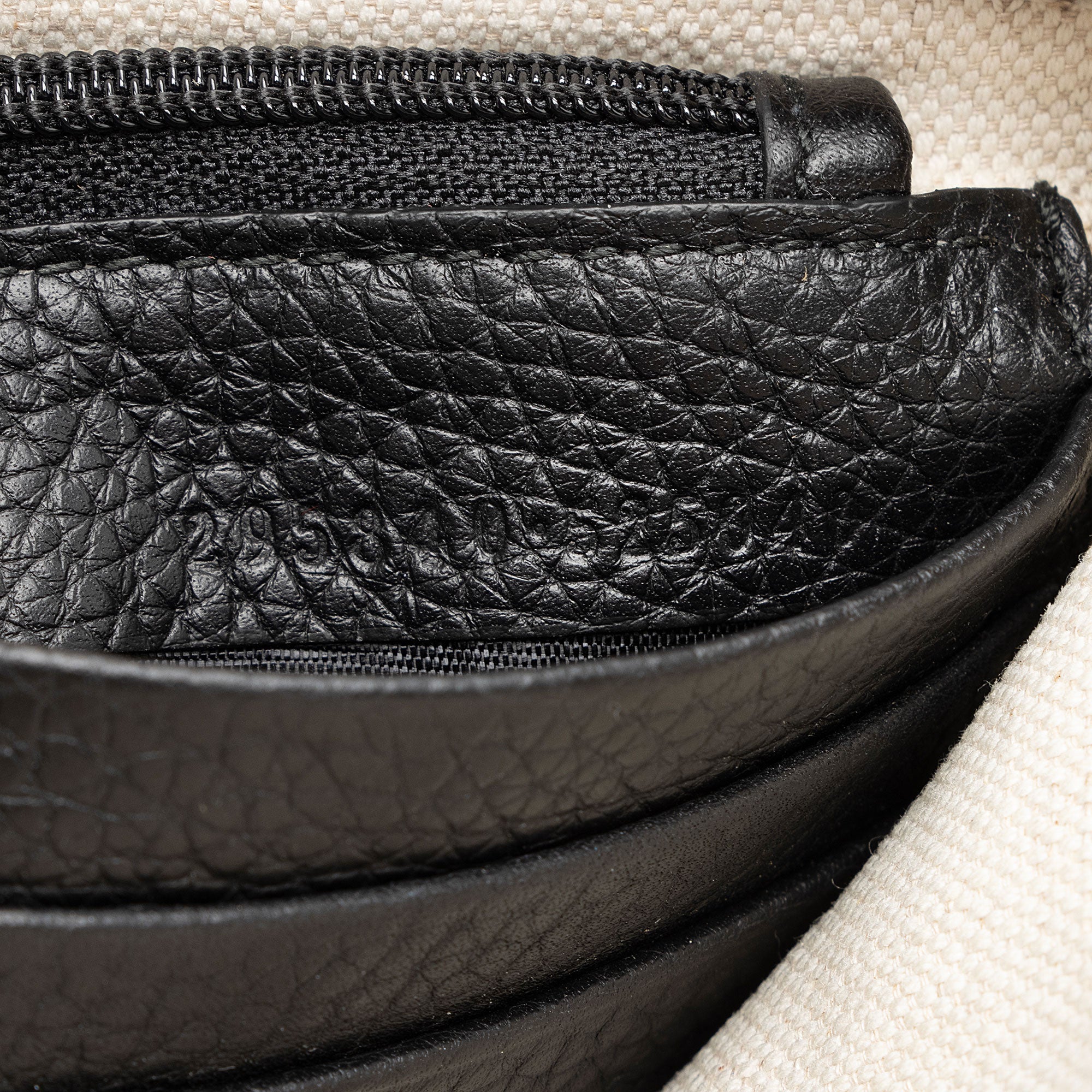 Gucci Leather Soho Wristlet (SHF-tCQd7D)