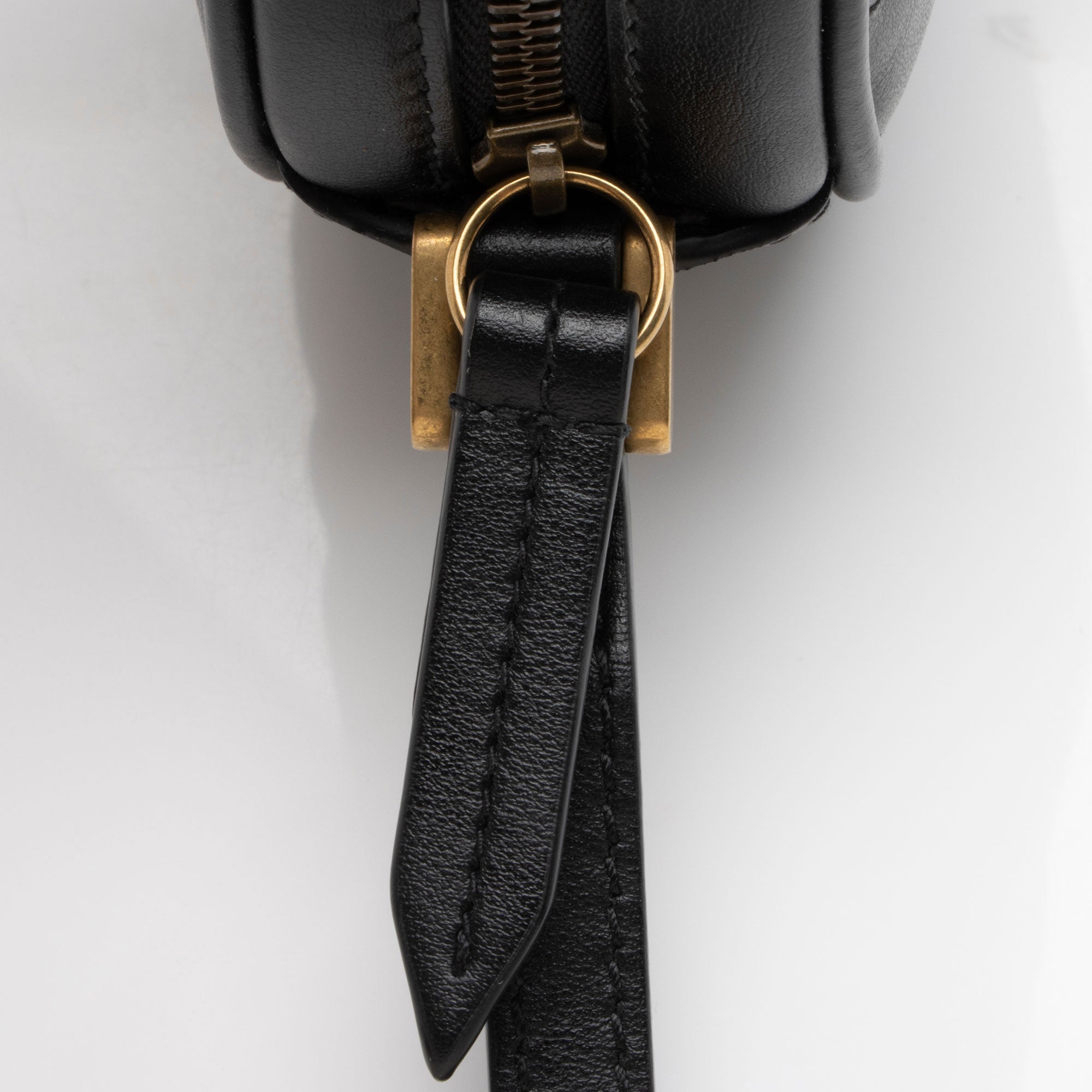 Gucci Matelasse Leather GG Marmont Round Wristlet (SHF-Zt6z5J)