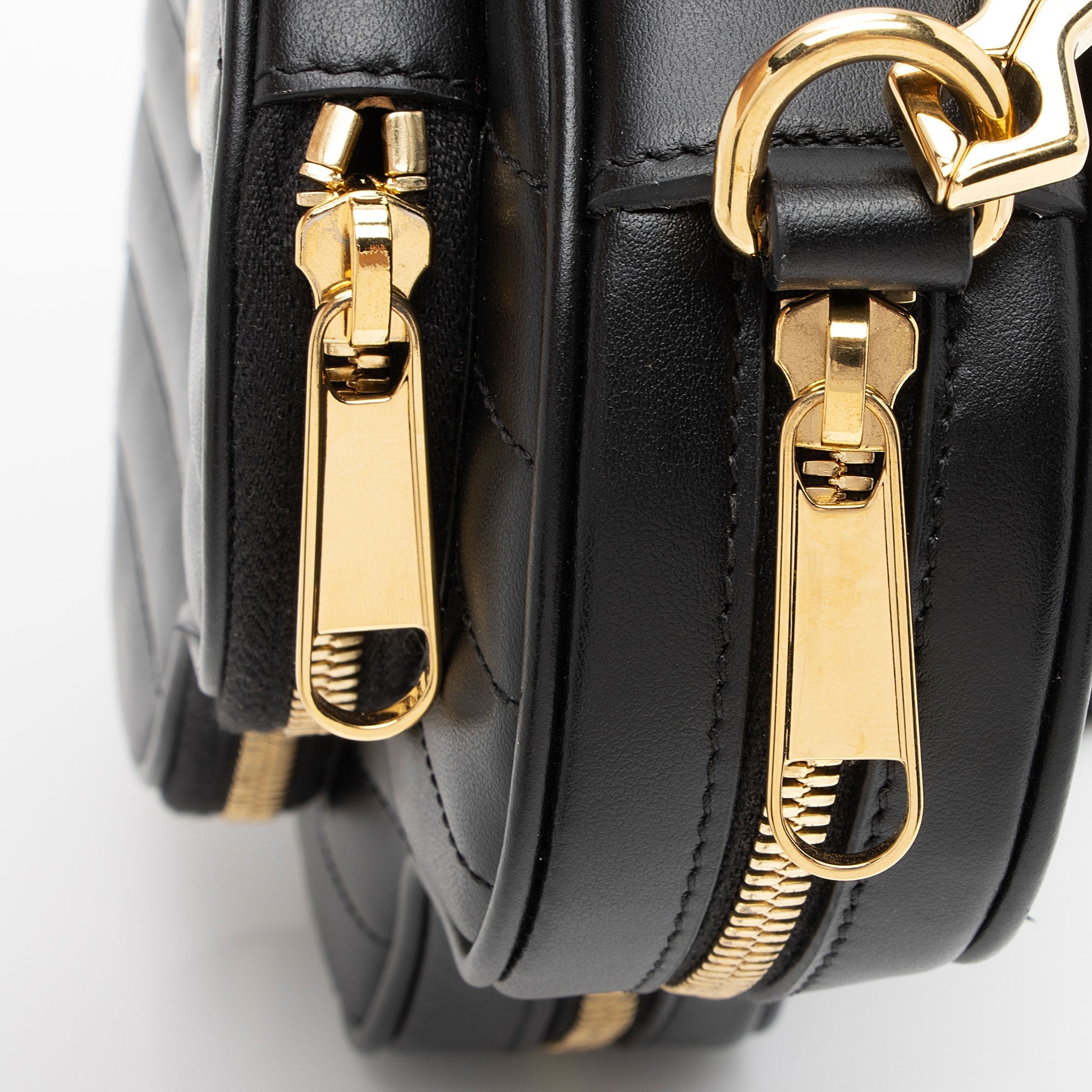 Gucci Matelasse Leather Interlocking G Heart Mini Shoulder Bag (SHF-j5rydx)