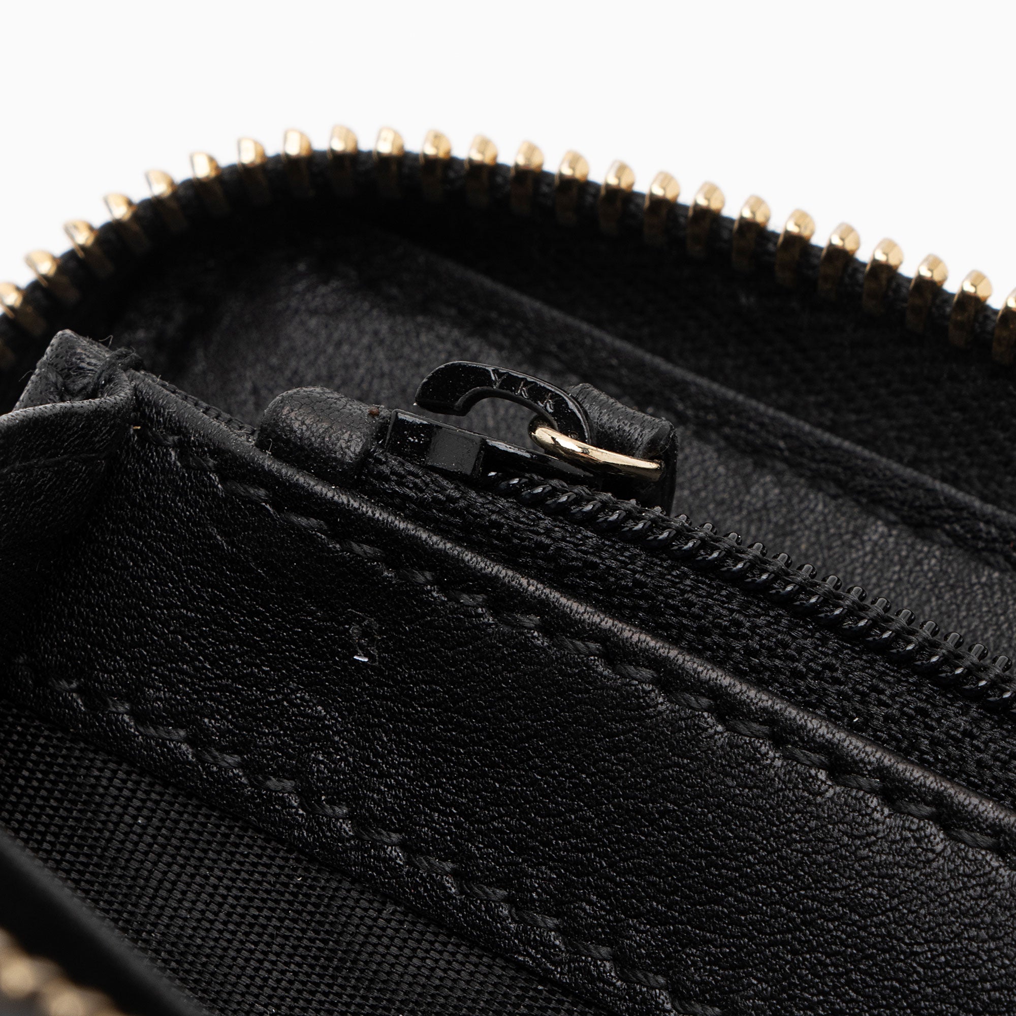 Gucci Patent Leather Soho Zip Around Wallet (SHF-OZVoQd)