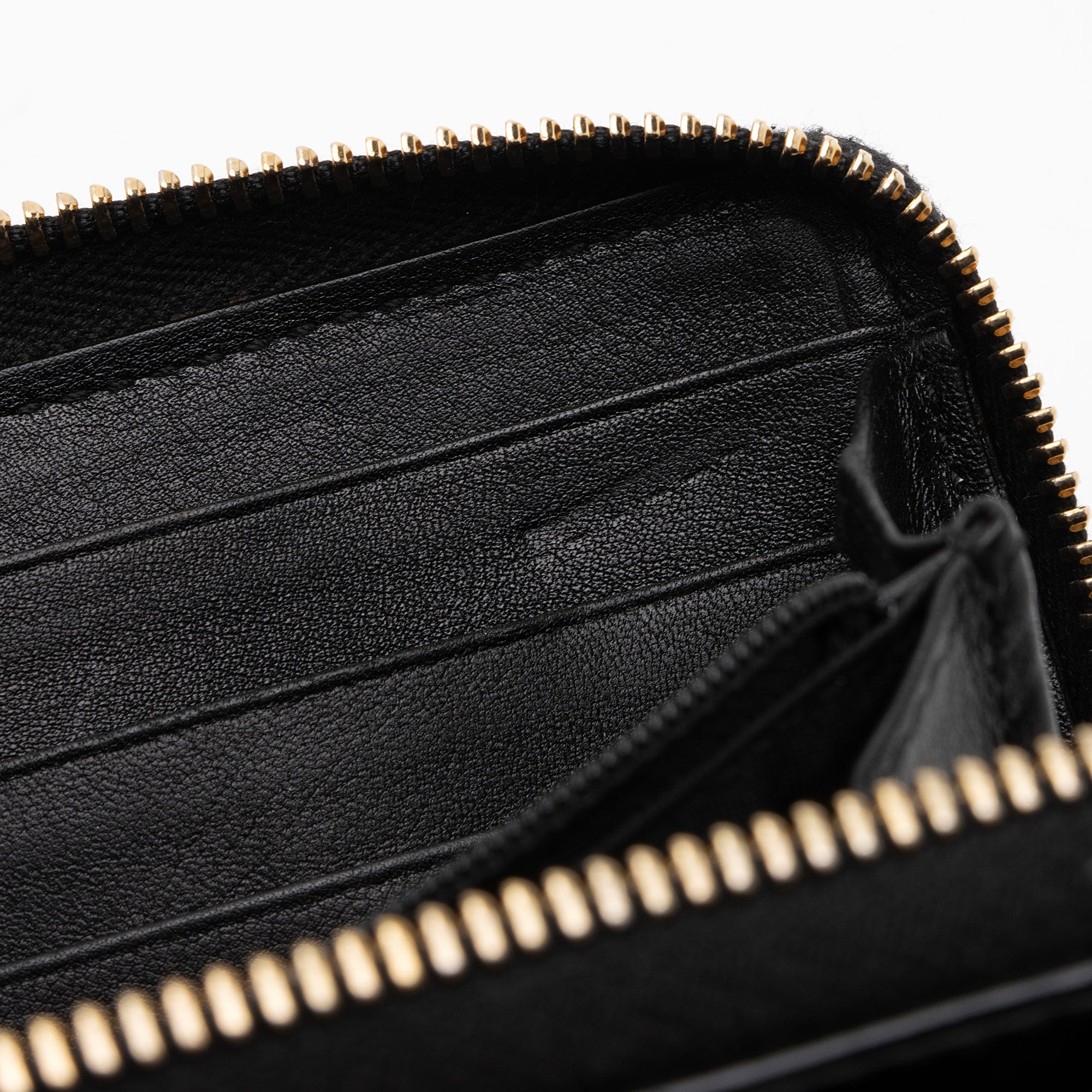 Gucci Patent Leather Soho Zip Around Wallet (SHF-OZVoQd)