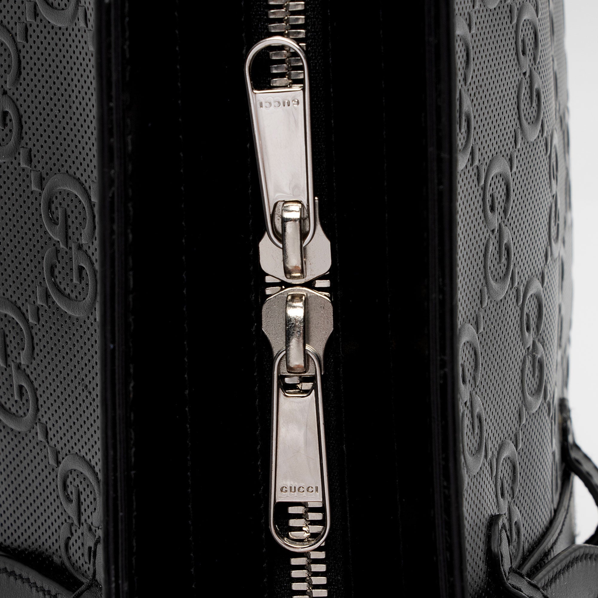 Gucci Perforated GG Embossed Zip Tote (SHF-Rjdpkd)