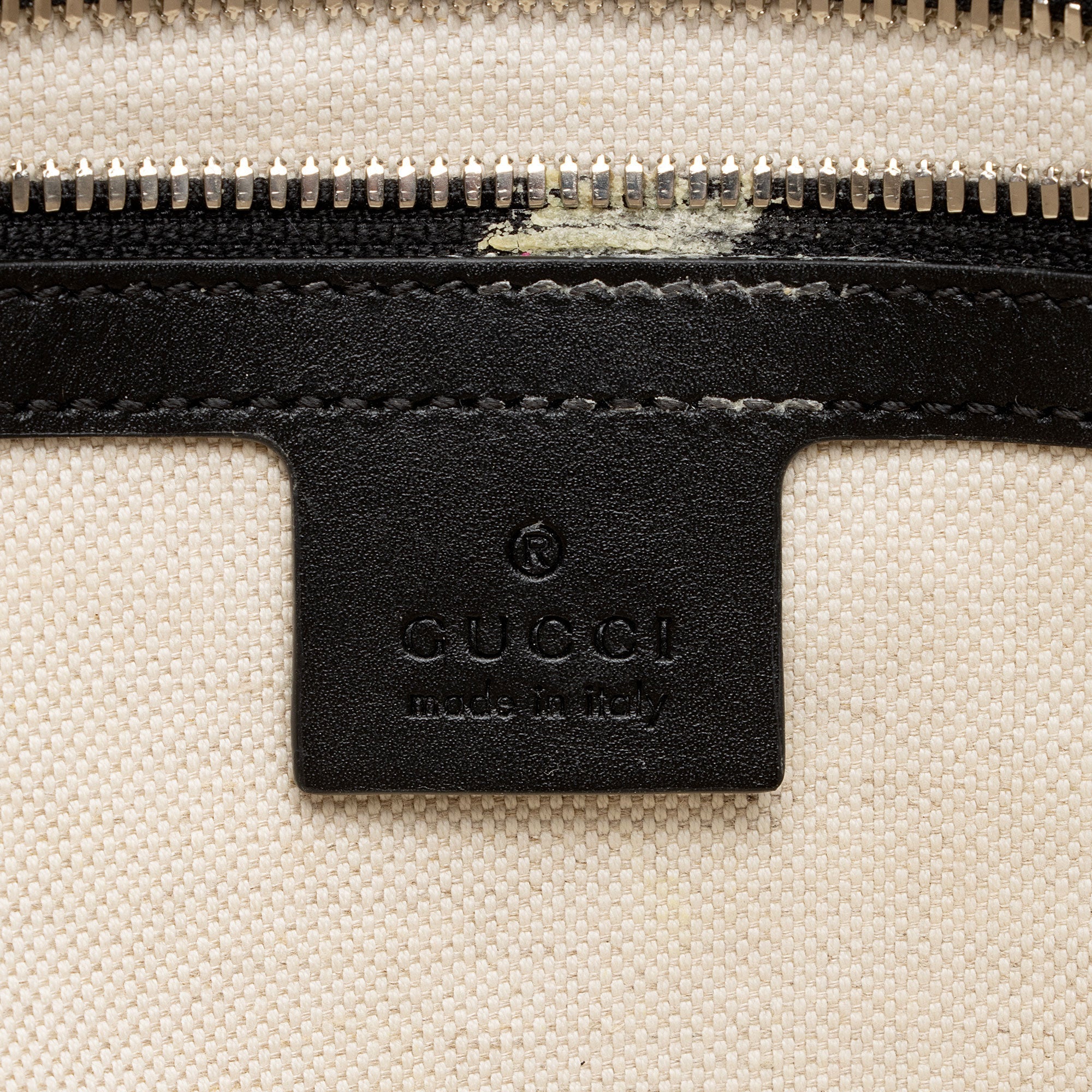 Gucci Perforated GG Embossed Zip Tote (SHF-Rjdpkd)