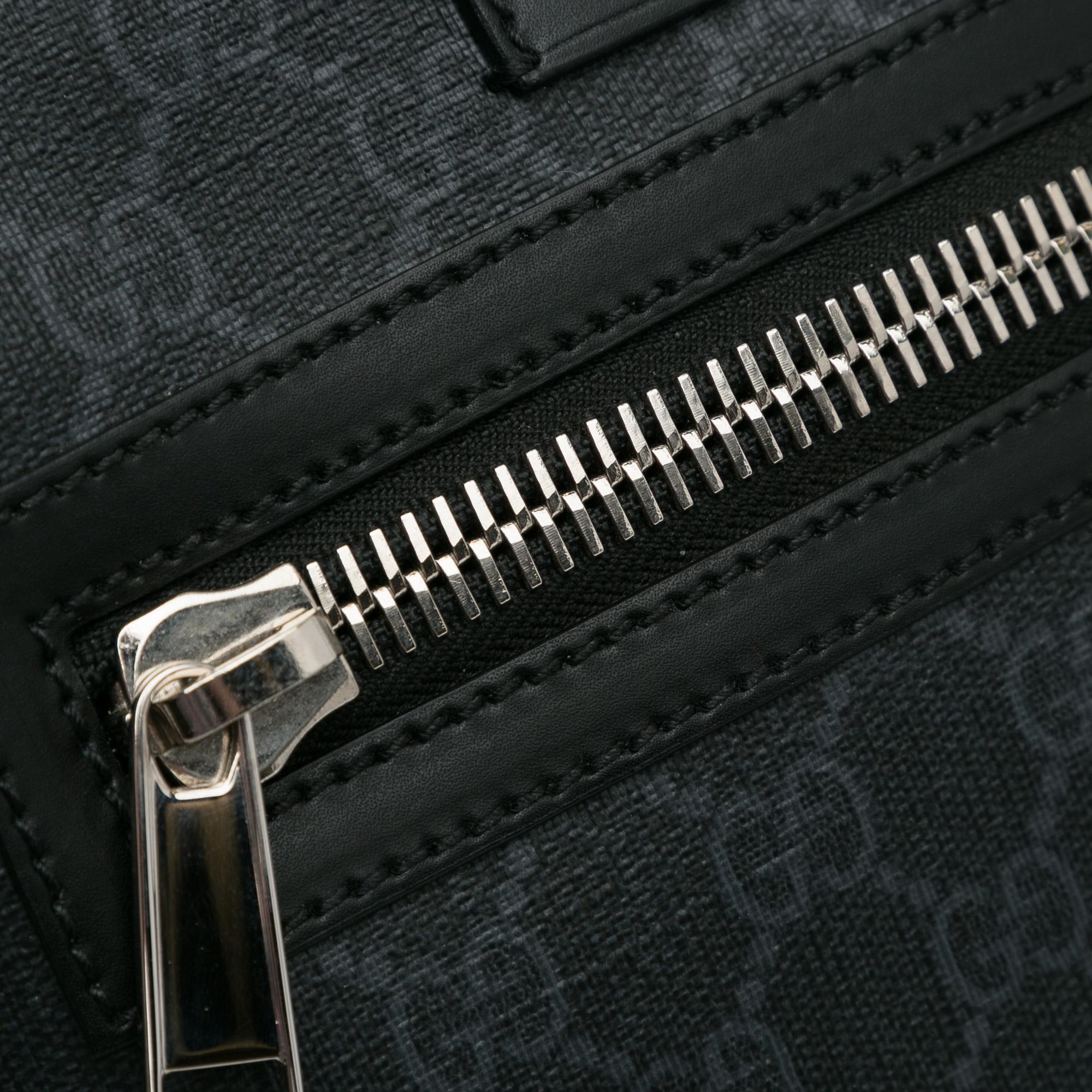 Gucci Small GG Supreme Messenger Bag (SHG-v3moky)
