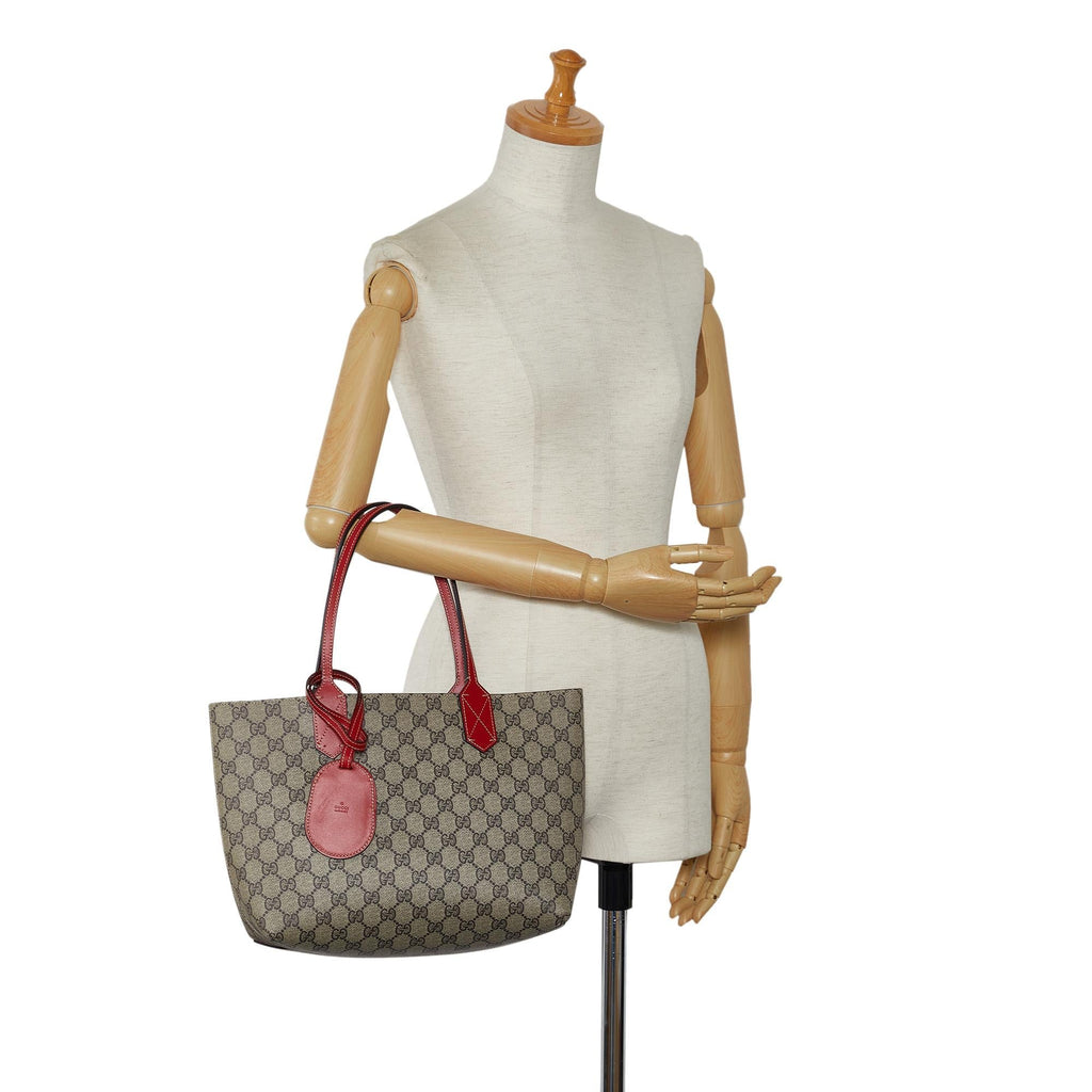 Gucci Small GG Supreme Reversible Tote (SHG-FICivb)
