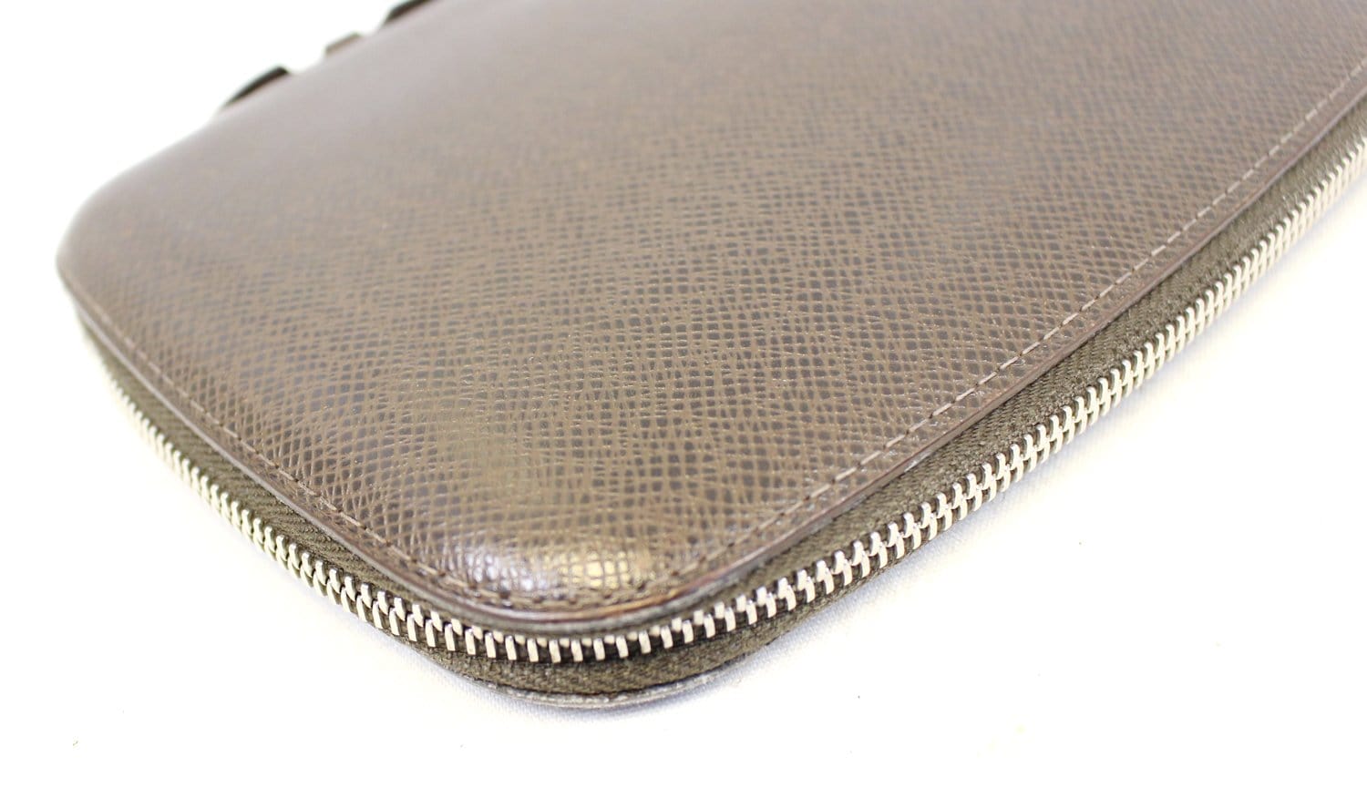 LOUIS VUITTON Atoll Organizer Taiga Wallet