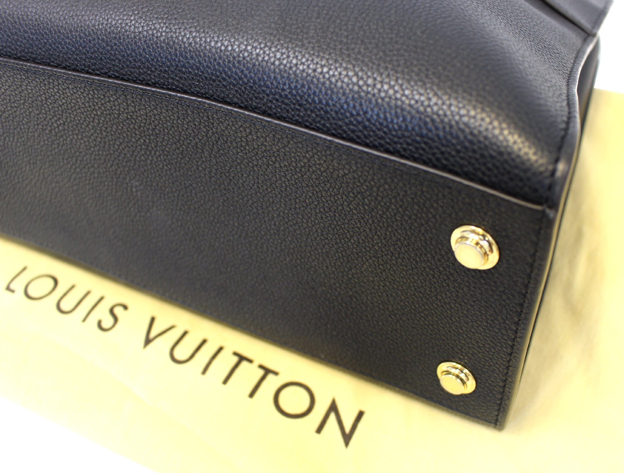 LOUIS VUITTON Noir Black Leather City Steamer MM Shoulder Bag