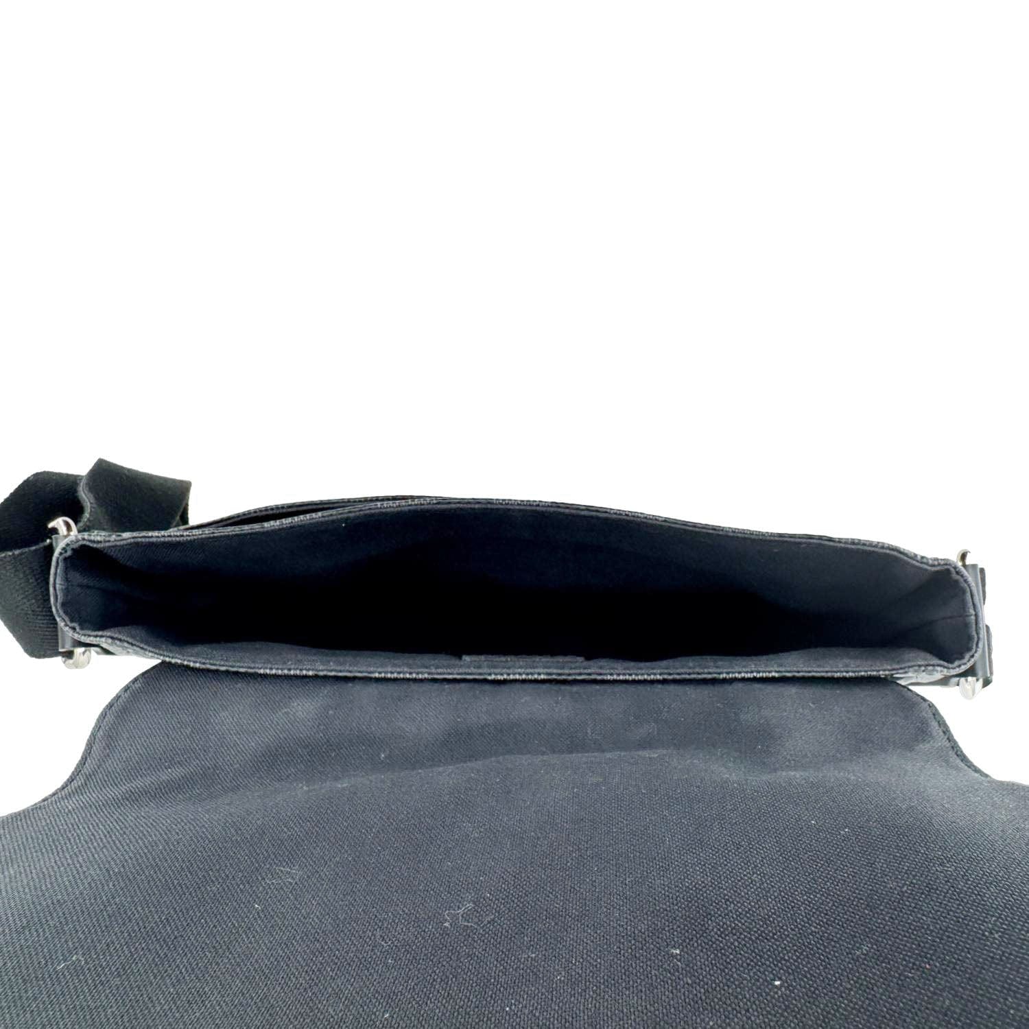 LOUIS VUITTON District MM Damier Graphite Messenger Bag Black