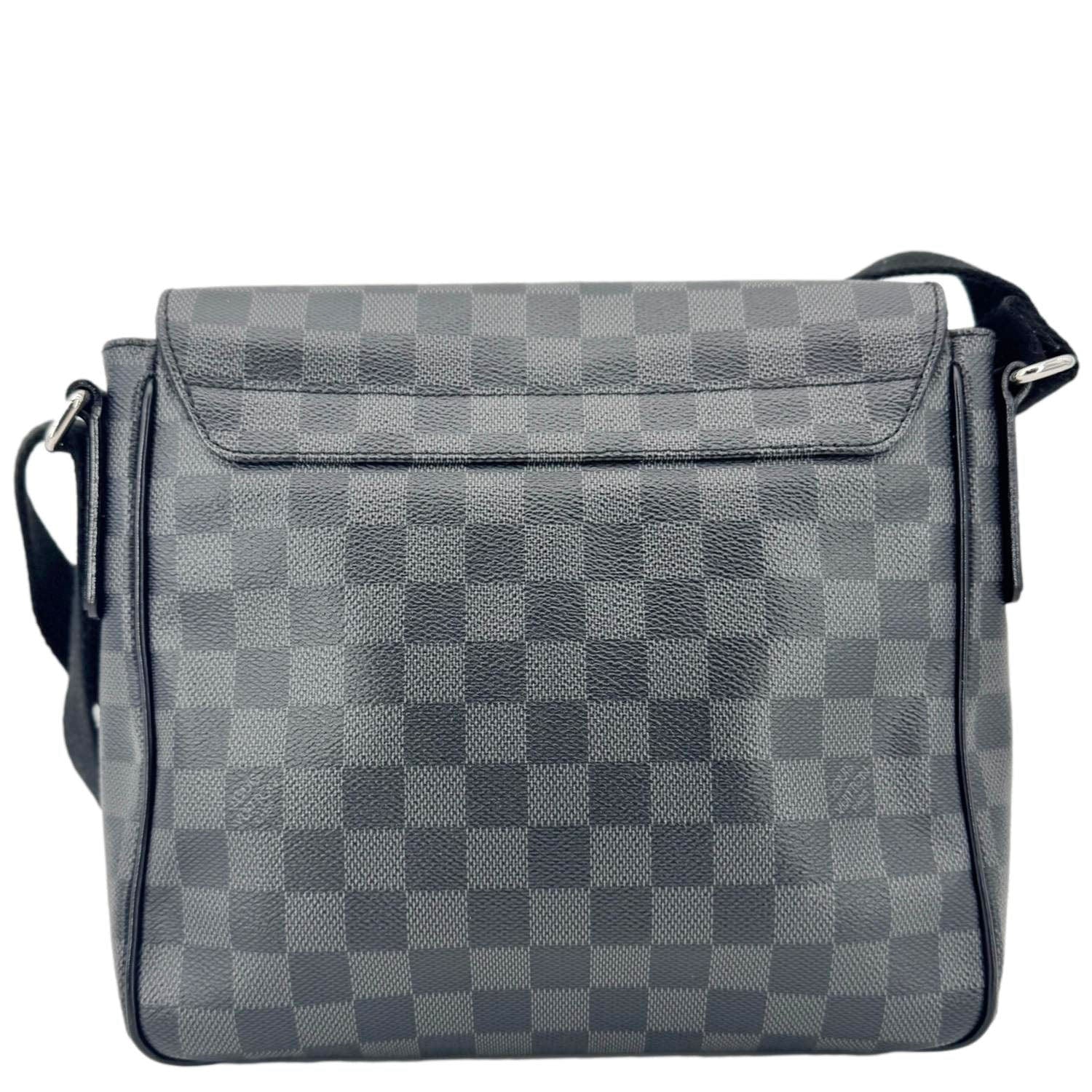 LOUIS VUITTON District MM Damier Graphite Messenger Bag Black