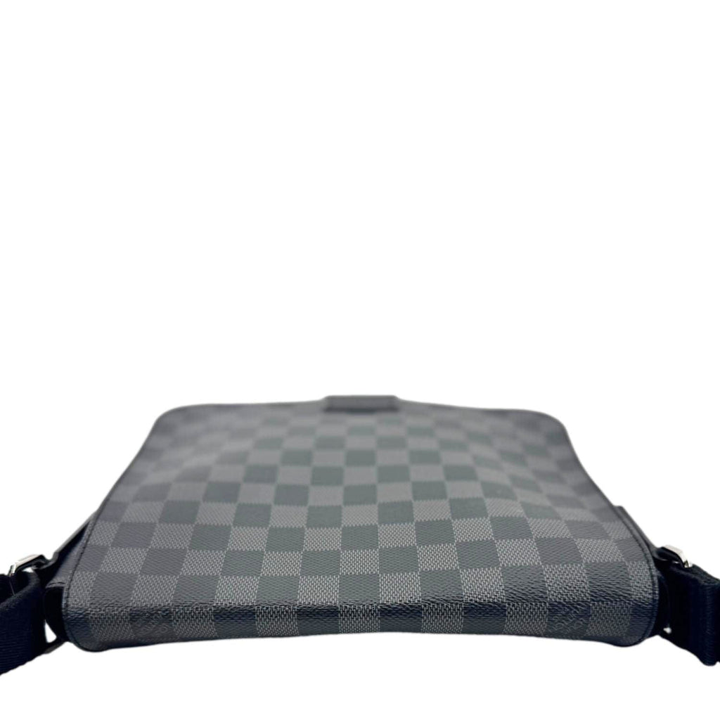 LOUIS VUITTON District MM Damier Graphite Messenger Bag Black