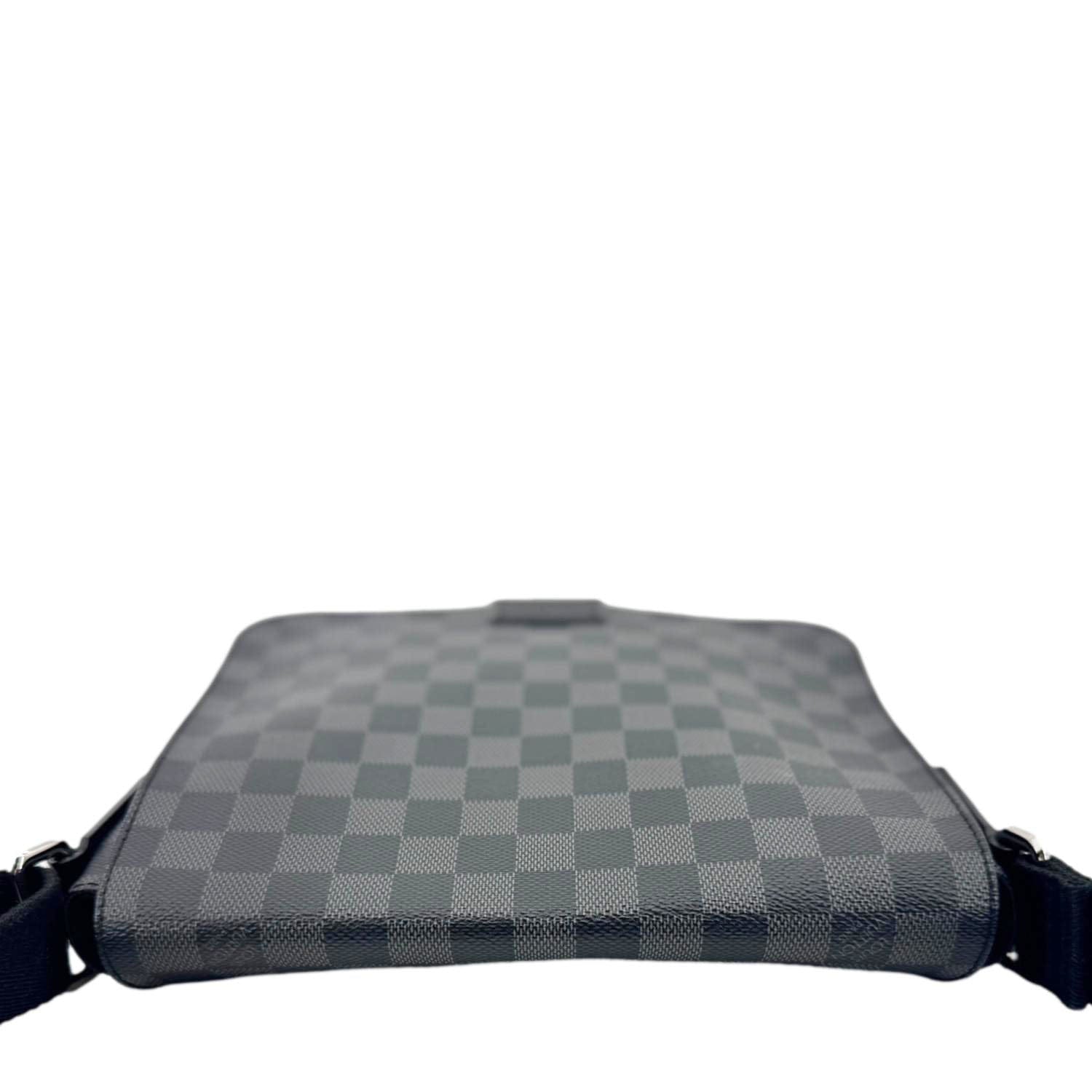 LOUIS VUITTON District MM Damier Graphite Messenger Bag Black