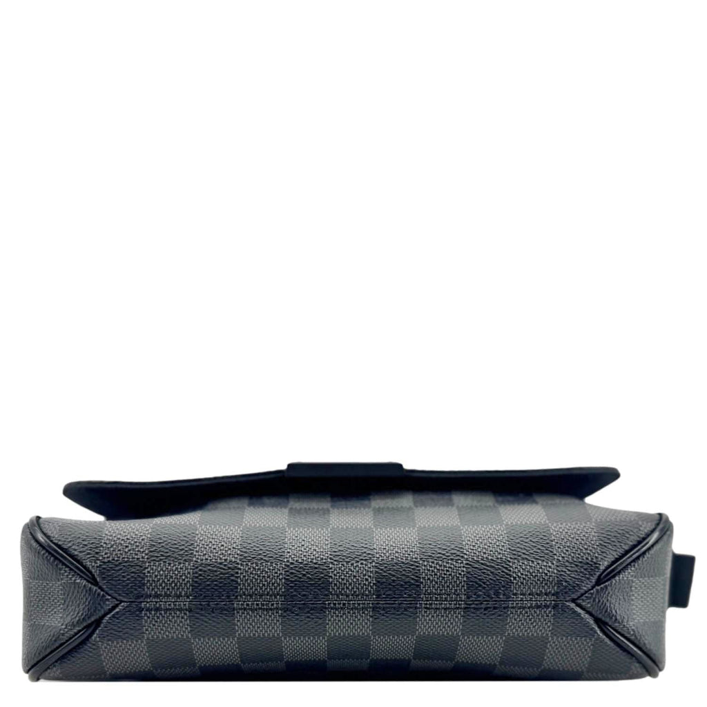 LOUIS VUITTON District MM Damier Graphite Messenger Bag Black