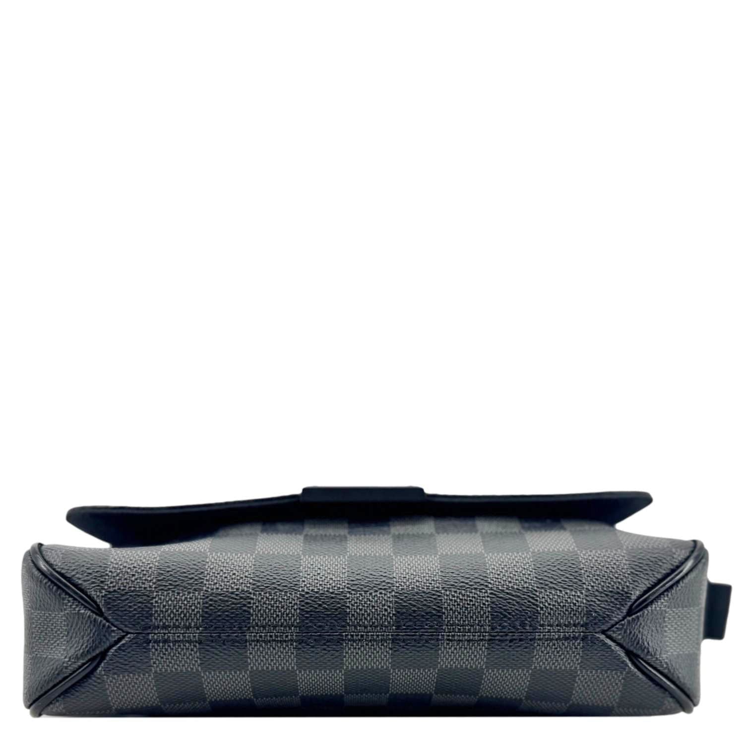 LOUIS VUITTON District MM Damier Graphite Messenger Bag Black