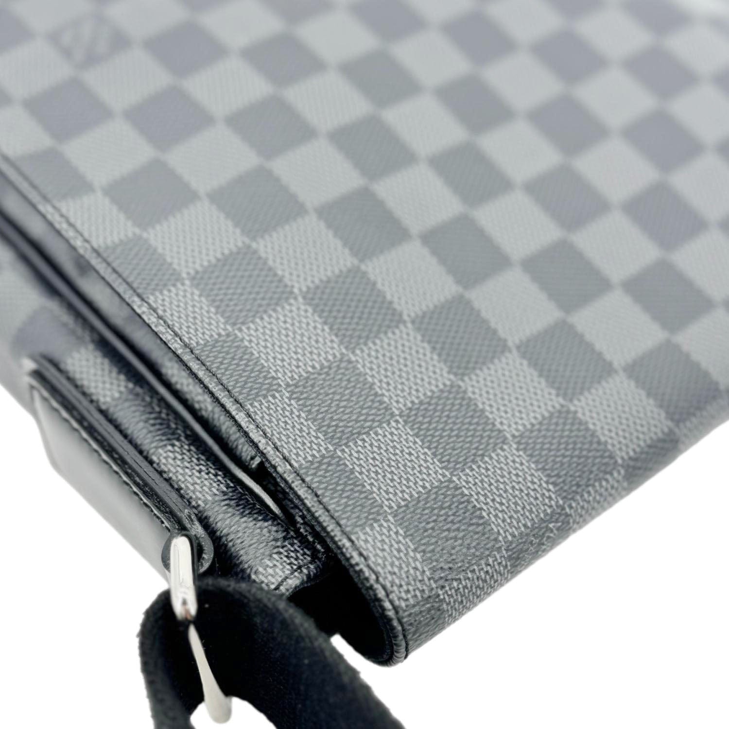 LOUIS VUITTON District MM Damier Graphite Messenger Bag Black