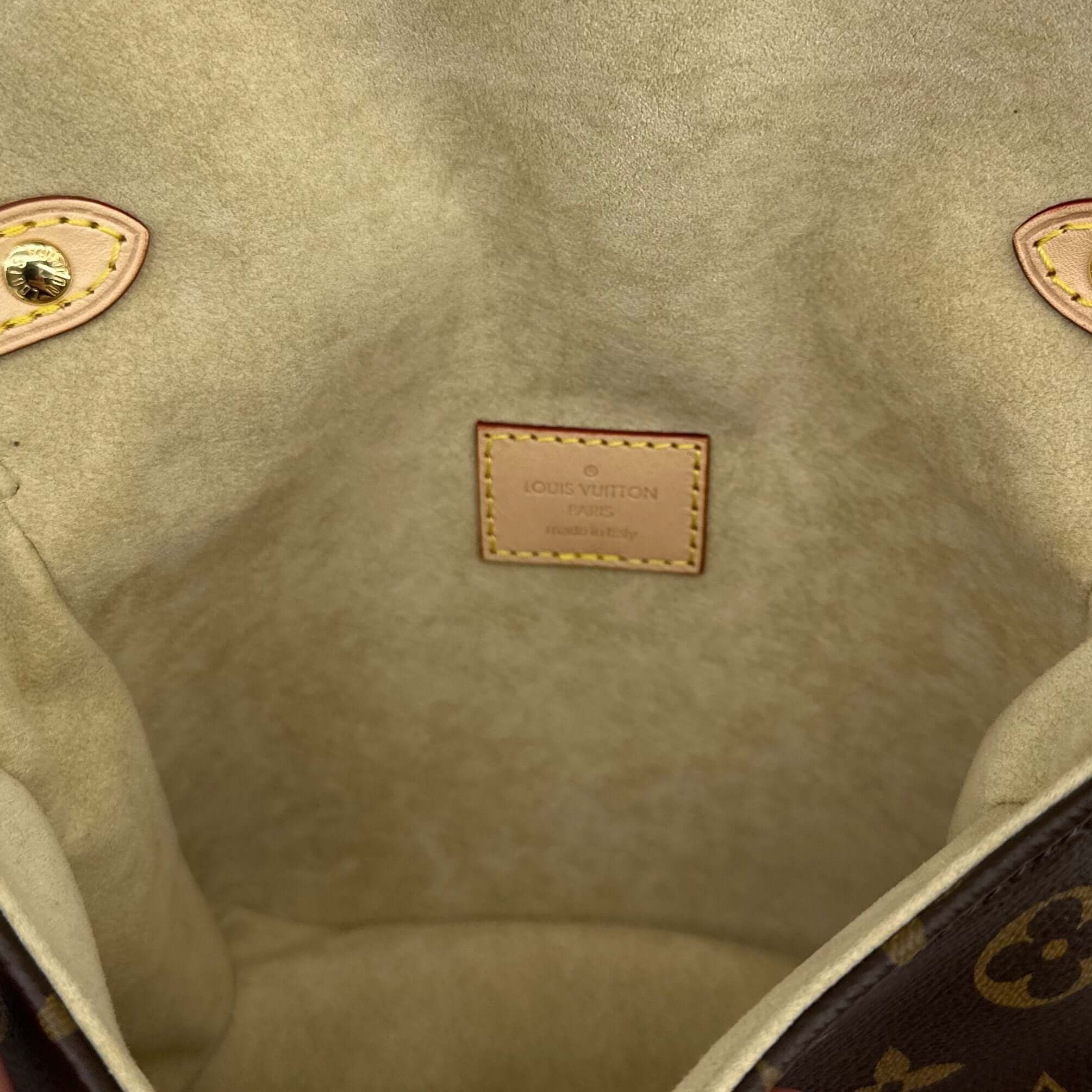 LOUIS VUITTON Monogram Saumur Burberry - Classic Crossbody in Excellent Condition