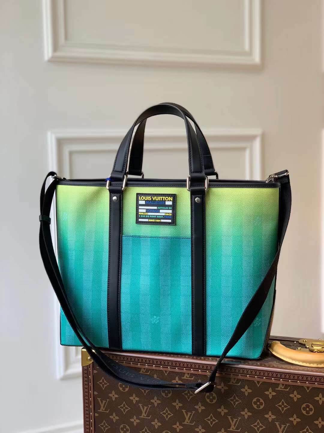 M59919 Wkd Tote Pm handbags
