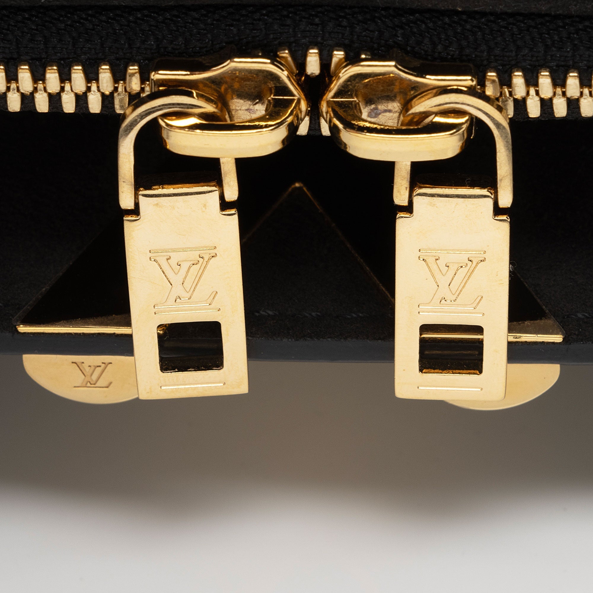 Louis Vuitton Cuir Plume Very GM Tote (SHF-Qik14X)