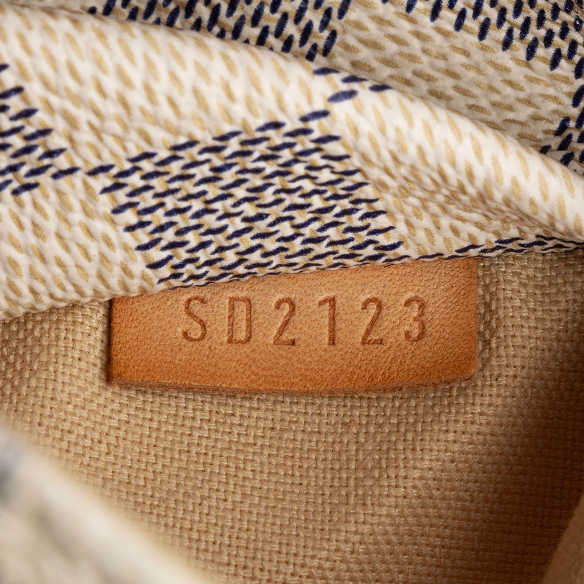 Louis Vuitton Damier Azur Totally MM Tote (SHF-XHT5Vd)