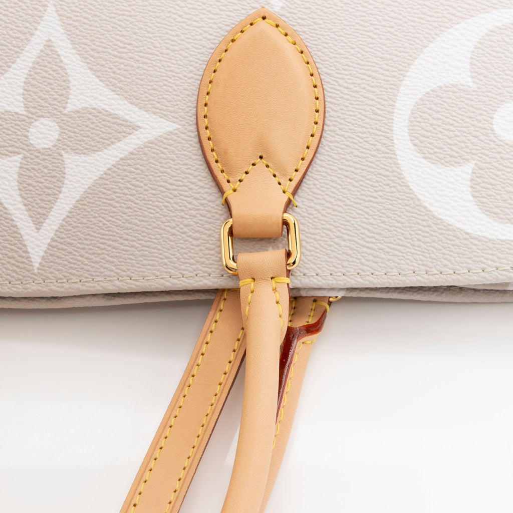 Louis Vuitton Giant Monogram Canvas By The Pool Onthego GM Tote (SHF-wxw5Qi)