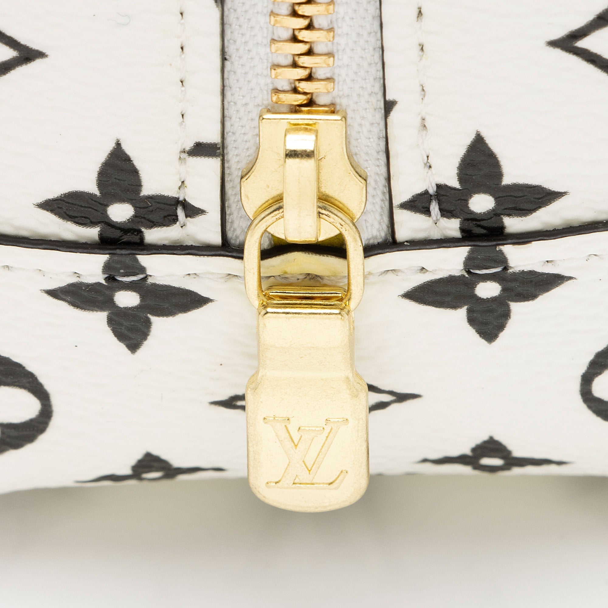 Louis Vuitton Giant Monogram Canvas Cube Coin Pouch (SHF-O3e1p4)